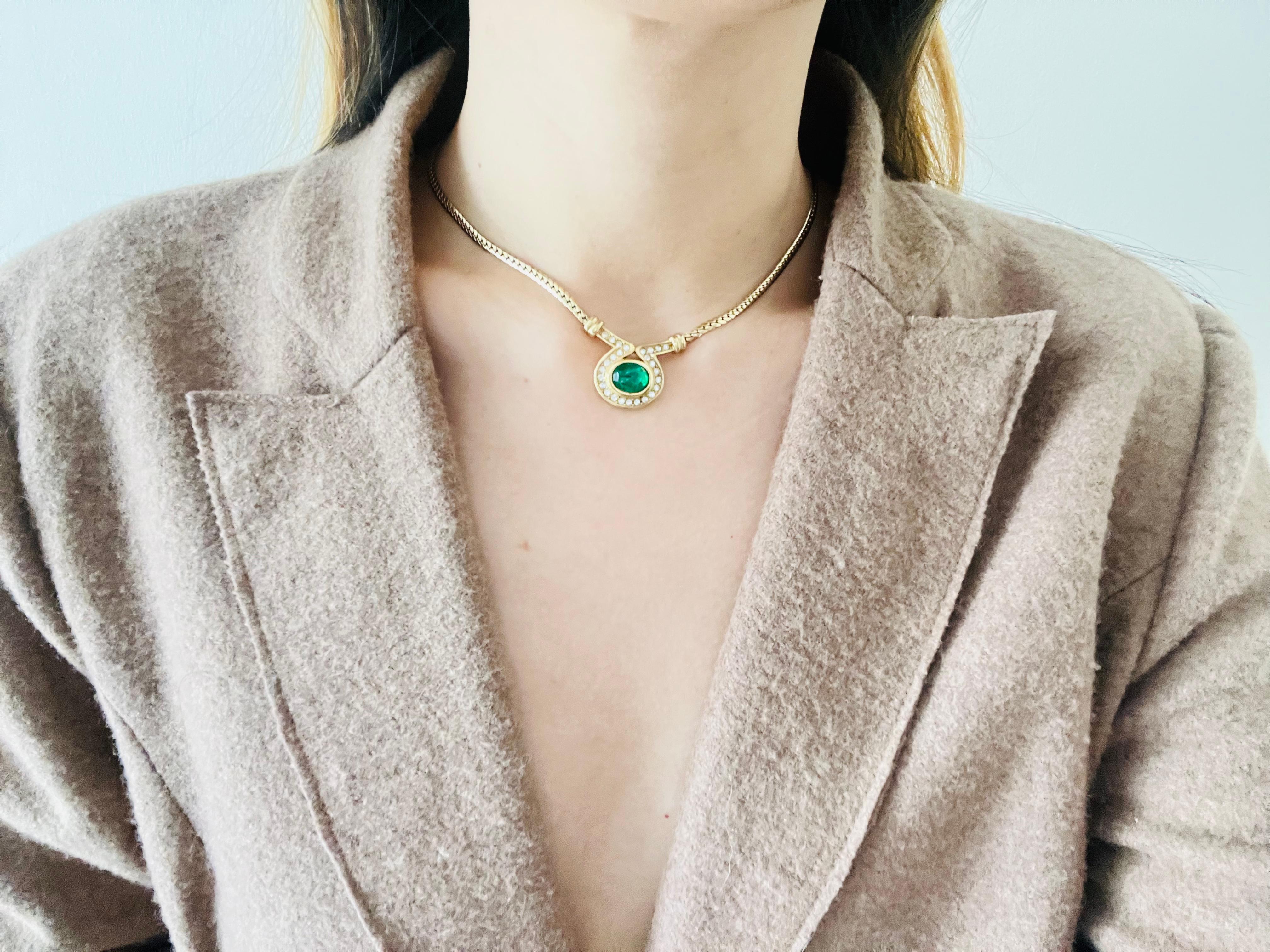 Christian Dior Vintage Gripoix Emerald Green Oval Pendant Crystals Gold Necklace For Sale 4