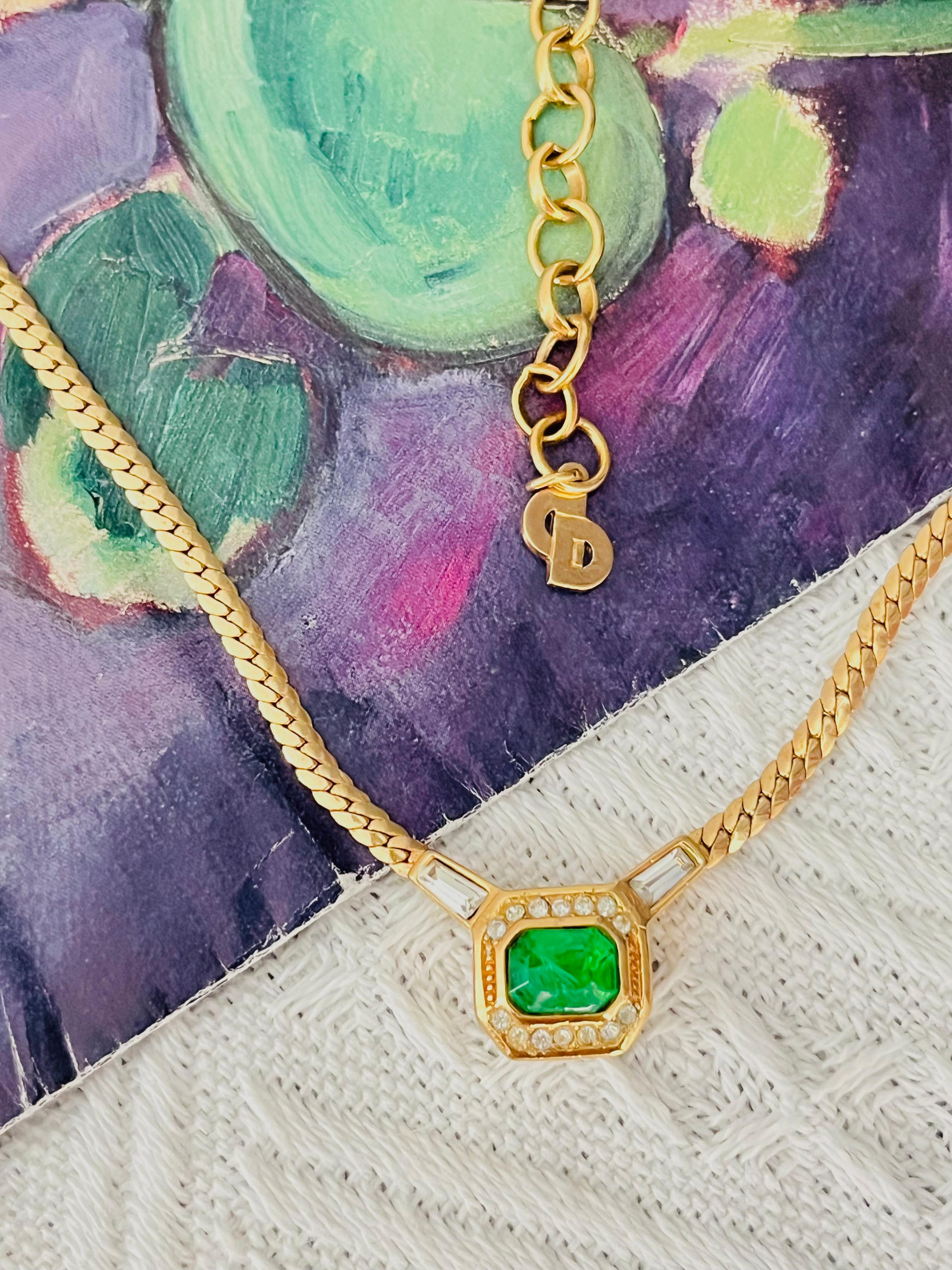 Christian Dior Vintage 1980s Unisex Classic Gripoix Emerald Octagon Rectangle Marble Green Crystals Pendant Necklace, Gold Tone

Very excellent condition. 100% Genuine.

Crafted from gold plated with a snake chain, this necklace from Christian Dior