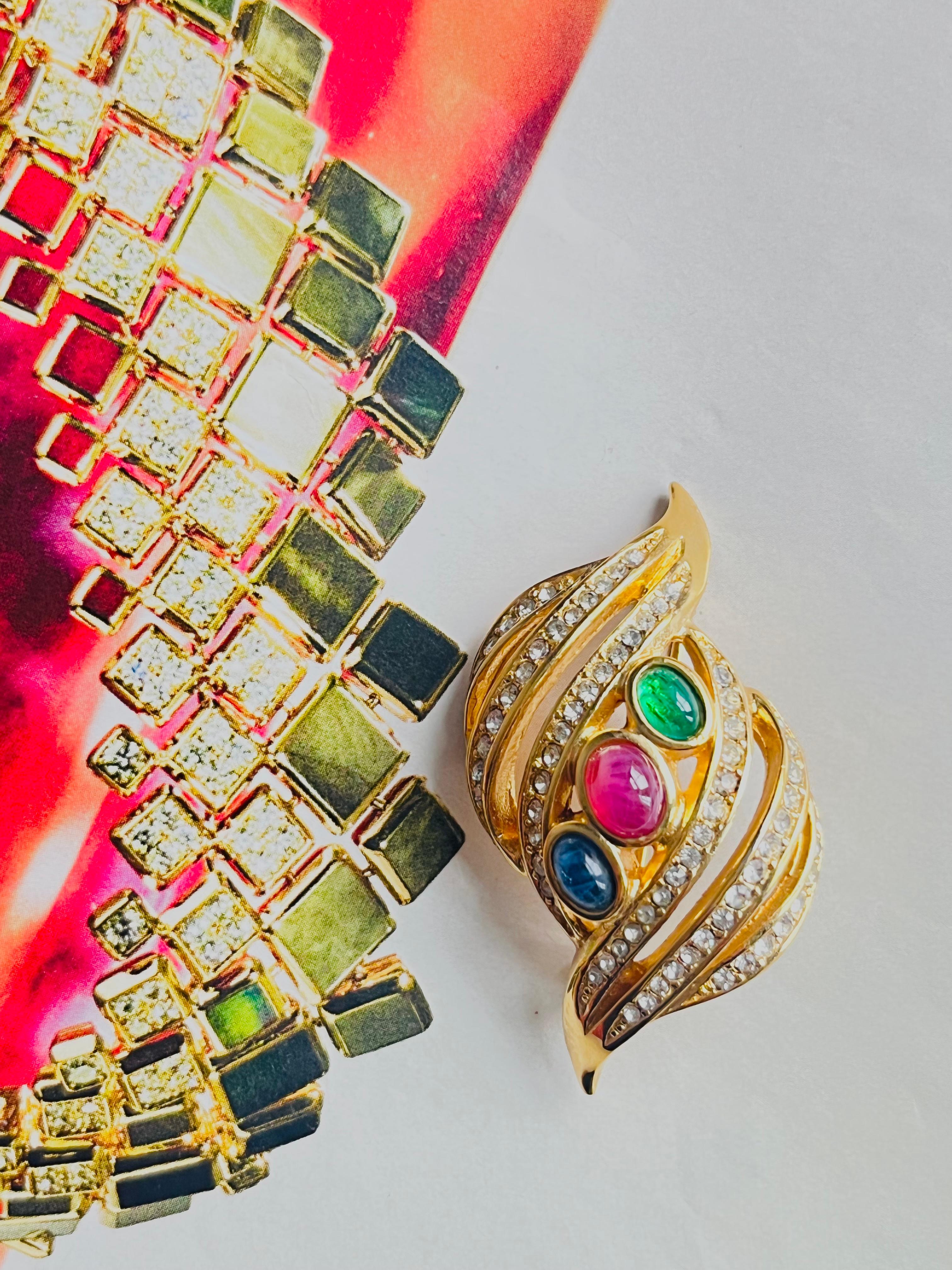 Christian Dior Vintage Gripoix Esmeralda Rubí Zafiro Cristales Calados Broche en Excelente estado para la venta en Wokingham, England