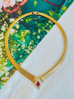 Collana Christian Dior Vintage in oro Omega a coste, con rubini rossi Gripoix e diamanti