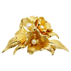 Broche vintage Christian Dior « GROSSE » de 1965 : rare broche en or et perles blanches représentant une fleur épanouie