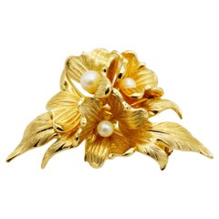 Broche vintage Christian Dior « GROSSE » de 1965 : rare broche en or et perles blanches représentant une fleur épanouie