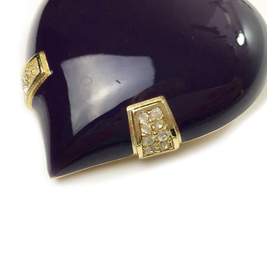 Dark purple resin, gold metal and rhinestones.
Width: 6.3cm, Height: 7cm
Delivered in a non original dustbag.