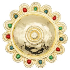 Christian Dior Vintage – Riesige, gewölbte Brosche mit Gold, roten Rubinen, Smaragden und Saphiren im „Sunburst“-Design