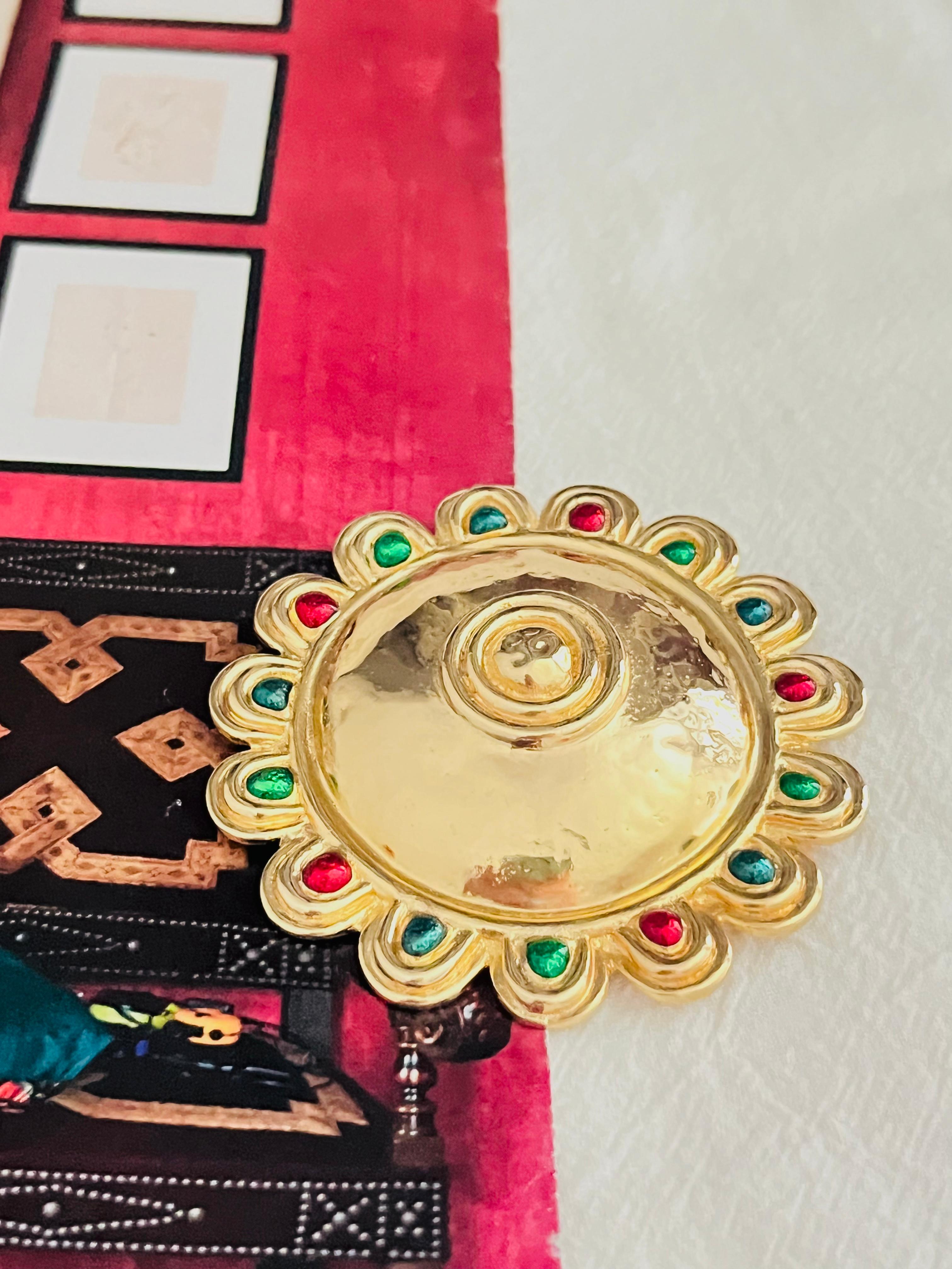 Christian Dior Vintage Huge Round Sunburst Ruby Emerald Sapphire Dome Brooch Unisexe en vente