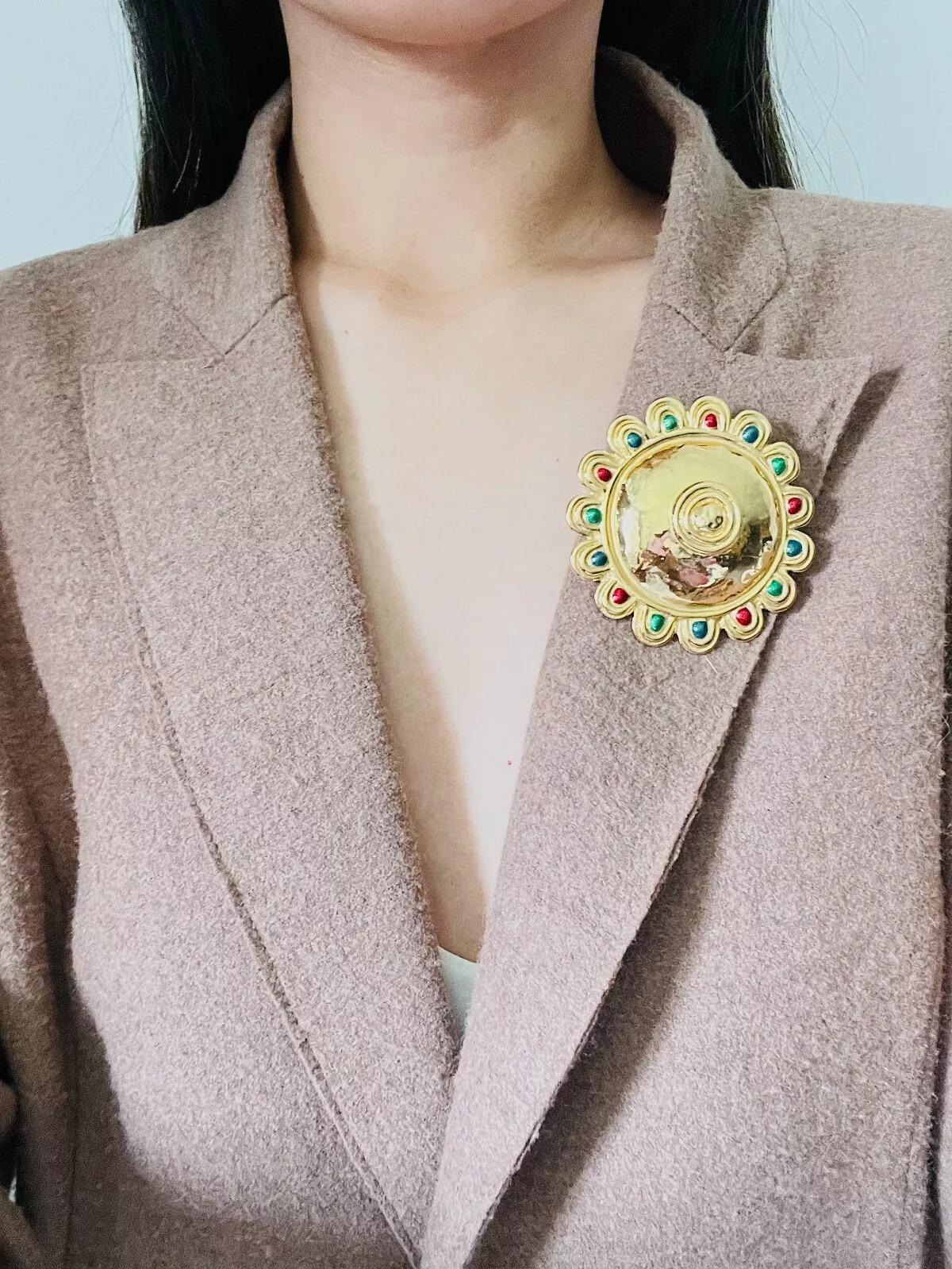 Christian Dior Vintage Huge Round Sunburst Ruby Emerald Sapphire Dome Brooch en vente 1