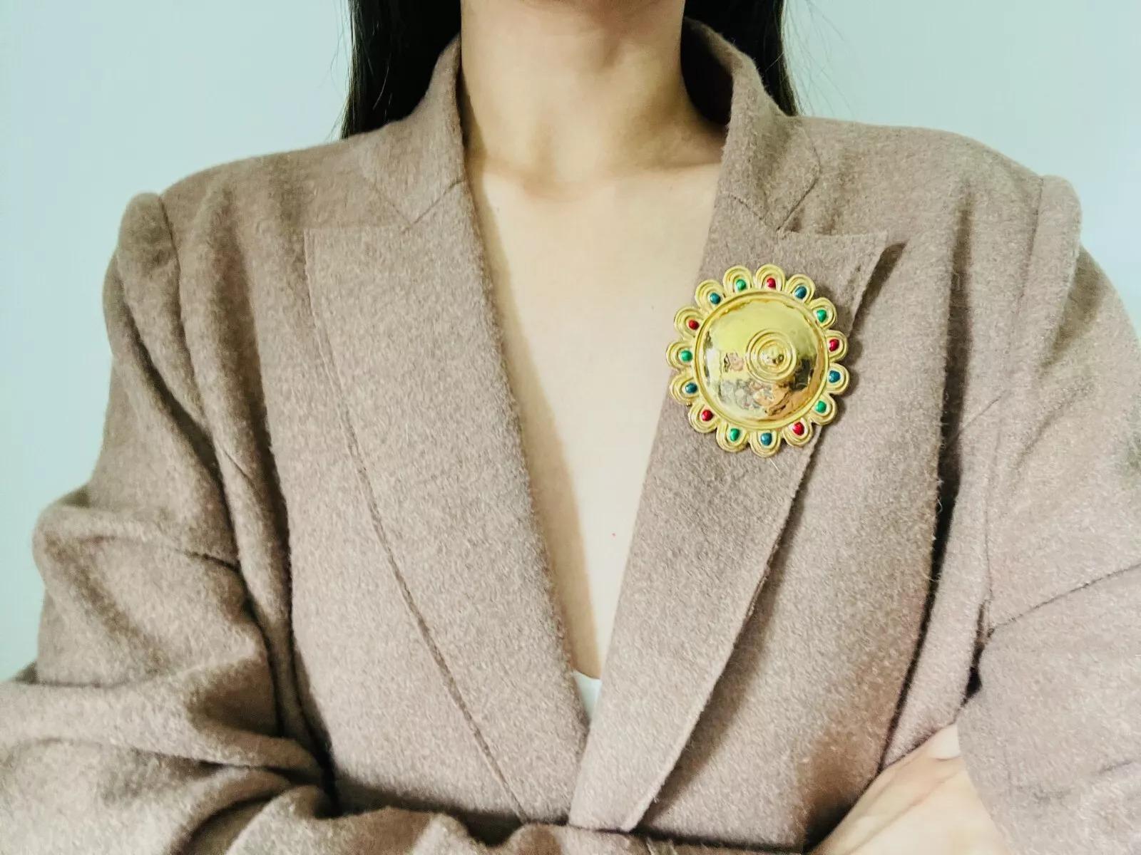 Christian Dior Vintage Huge Round Sunburst Ruby Emerald Sapphire Dome Brooch en vente 3