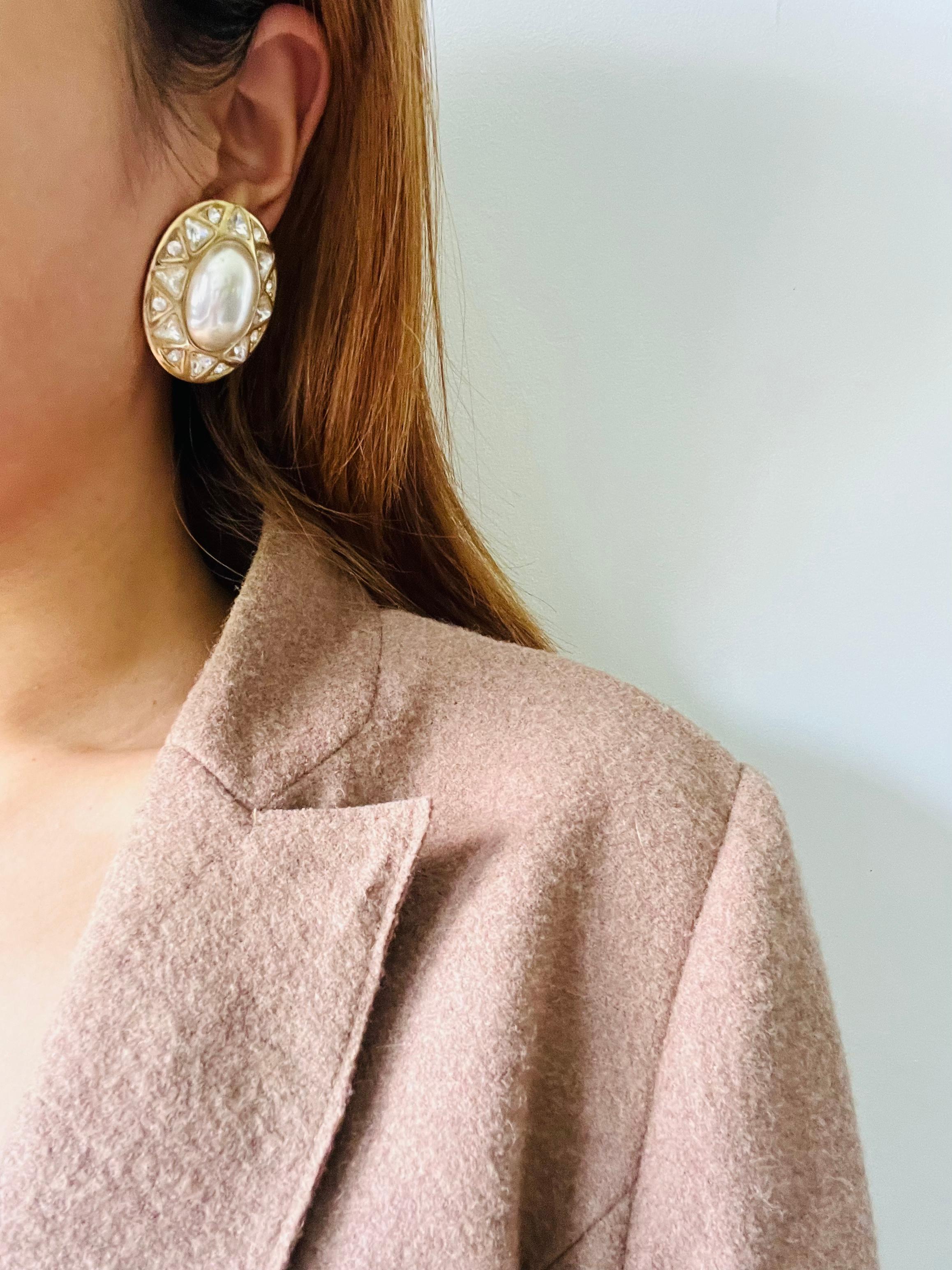 Christian Dior Vintage Huge White Oval Pearl Triangle Circle Crystals Ohrringe für Damen oder Herren im Angebot