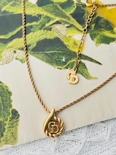 Collier vintage Christian Dior emblématique, asymétrique, avec motif CD en spirale ajouré et pendentif en forme de goutte d'eau