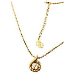 Collier vintage Christian Dior emblématique, asymétrique, avec motif CD en spirale ajouré et pendentif en forme de goutte d'eau