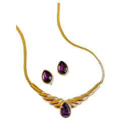 Conjunto vintage de Christian Dior: pendientes icónicos en forma de lágrima con alas, en dorado y morado amatista
