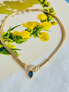 Collar vintage de Christian Dior, icónico, en oro, con zafiro azul y diseño de gota de agua en malla Omega