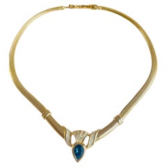 Collar vintage de Christian Dior, icónico, en oro, con zafiro azul y diseño de gota de agua en malla Omega