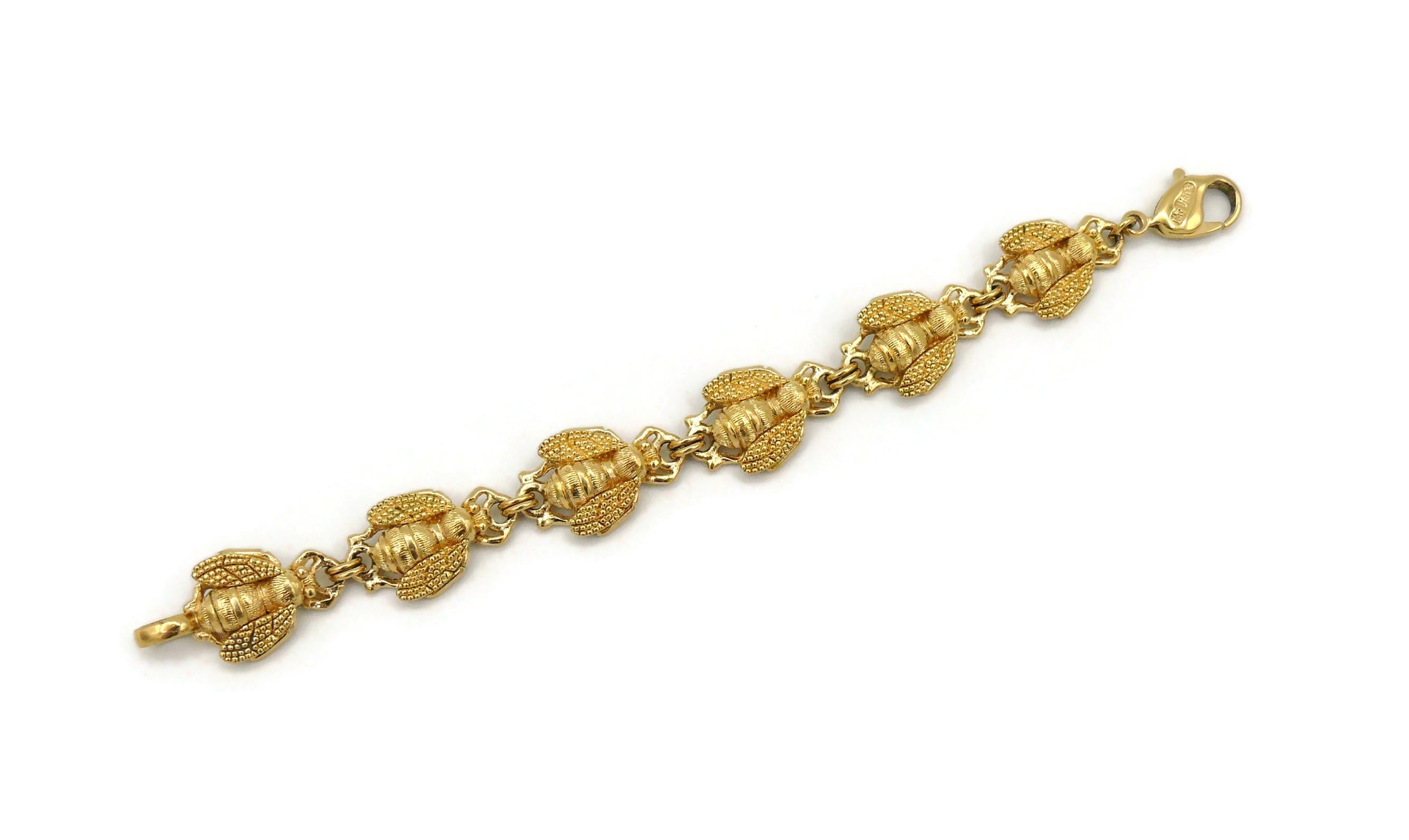 CHRISTIAN DIOR vintage iconic gold toned bracelet featuring bee links.

Lobster clasp closure.

Embossed CHR. DIOR © and Germany.

Indicative measurements : length approx. 16.3 cm (6.42 inches) / max. width approx. 1.3 cm (0.51 inch).

NOTES
- This