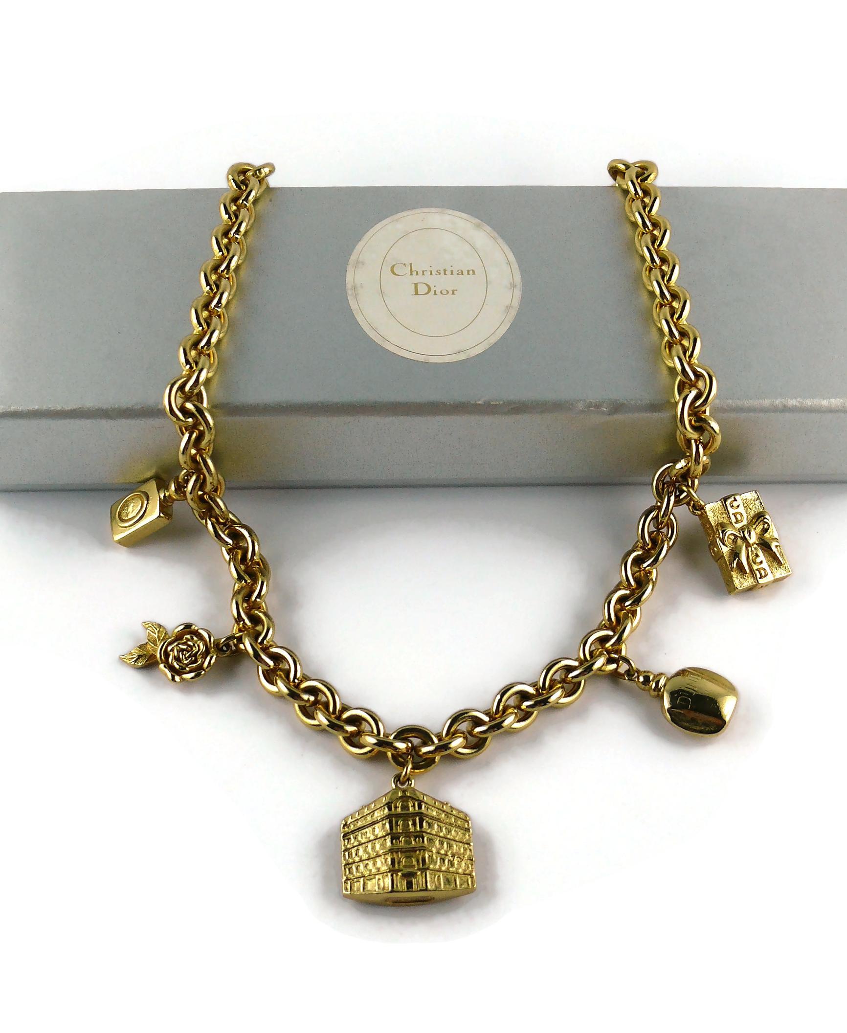 Christian Dior Vintage Ikonische Goldfarbene getönte Charms-Halskette im Zustand „Gut“ im Angebot in Nice, FR