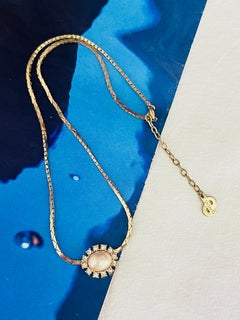 Christian Dior Vintage – Kultige Halskette aus Gold mit weißen Perlen, ovalen Formen und funkelnden Kristallen