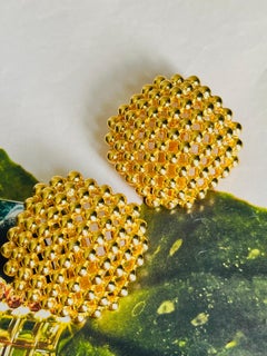 Christian Dior Vintage – Kultige Unisex-Ohrringe: riesige, gewölbte Ohrringe aus goldenem Achtkant-Netz mit Punkten