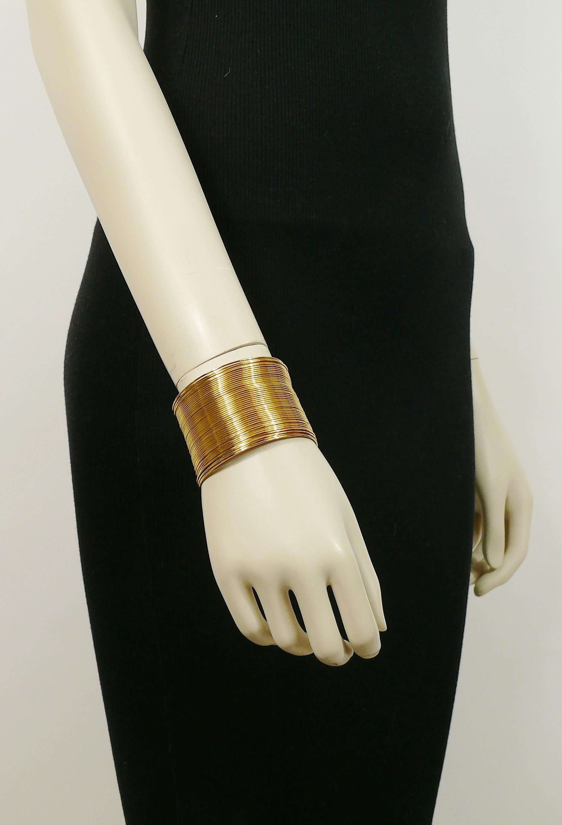 CHRISTIAN DIOR vintage iconic J'ADORE gold toned wire cuff bracelet.

Created by French designer HERVE VAN DER STRAETEN.

Embossed J'ADORE on the hilts.
Embossed DIOR.

Indicative measurements : inner circumference approx. 19.16 cm (7.54 inches) /
