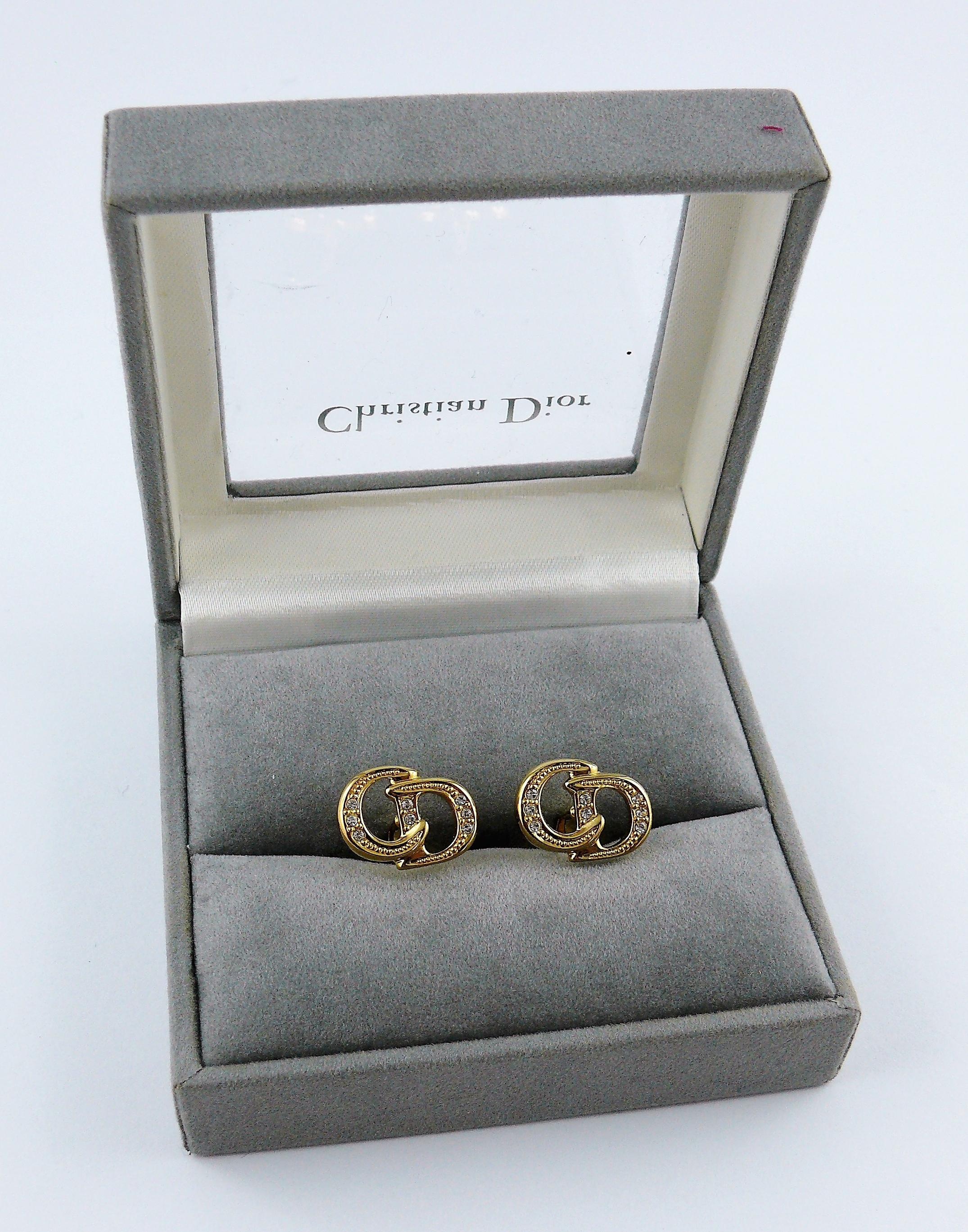 CHRISTIAN DIOR vintage gold toned cuff links featuring CD monogram with clear crystal embellishement.

Embossed CHR DIOR.
GERMANY.

Indicative measurements : length approx. 2 cm (0.79 inch) / CD logo approx. 1.6 cm x 1 cm (0.63 inch x 0.39
