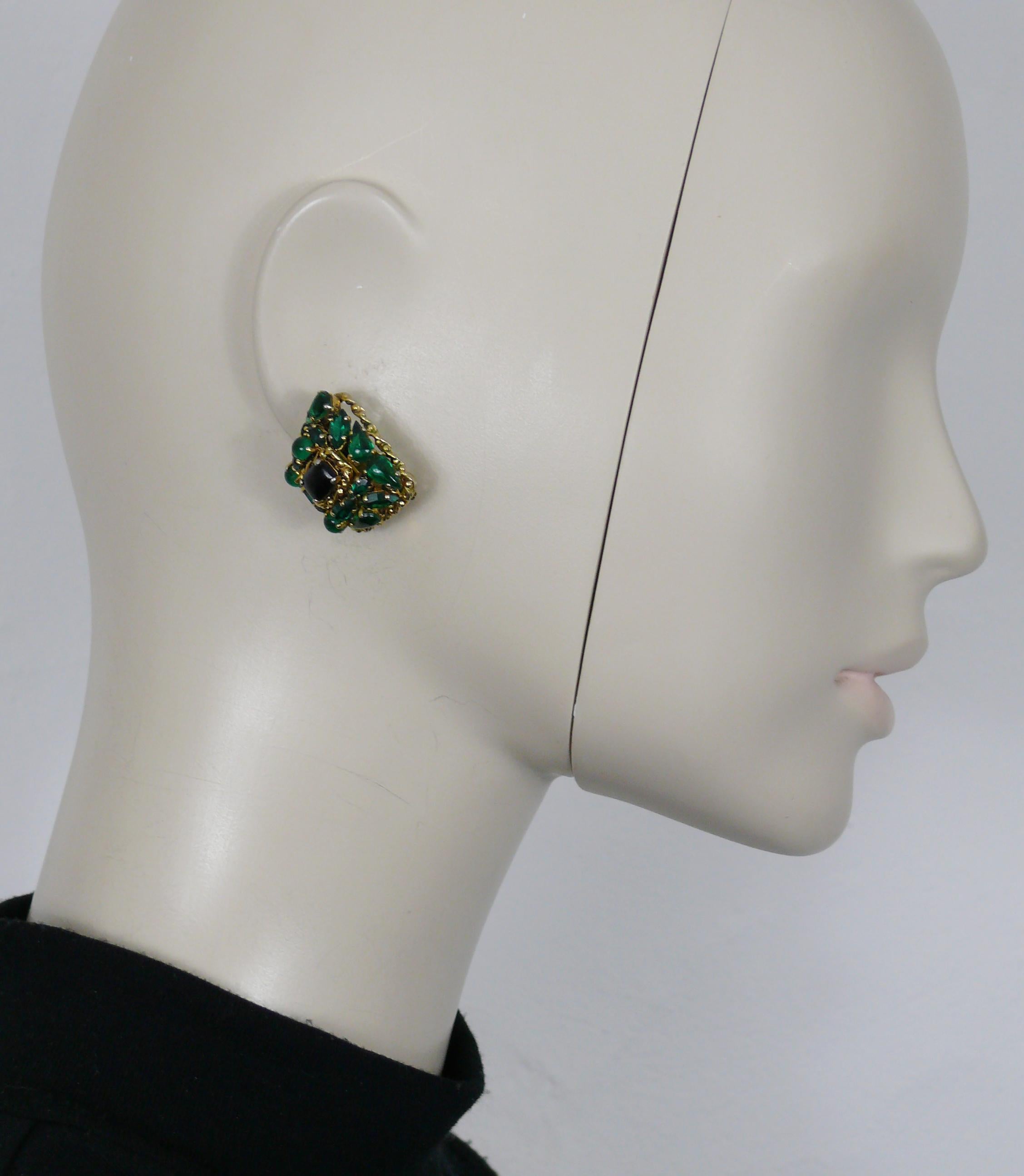 CHRISTIAN DIOR vintage gold tone clip-on earrings embellished with green crystals/glass cabochons and a black glass cabochon at the center.

Embossed  CHRISTIAN DIOR 1963 Made in Germany.

Indicative measurements : max. height approx 2.5 cm (0.98