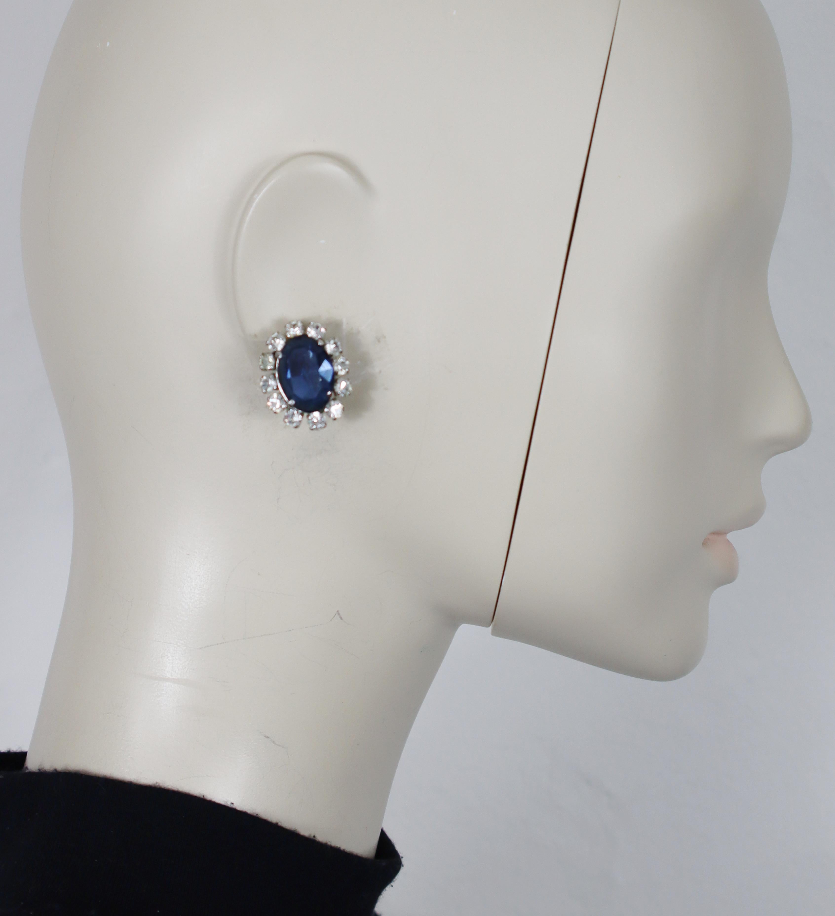 Pendientes de clip CHRISTIAN DIOR vintage en tono plateado con un cabujón ovalado de cristal color zafiro adornado con cristales transparentes.

Grabado 1966 CHR. DIOR Alemania.

Medidas orientativas: altura aprox. 2,5 cm / anchura máx. aprox. 2