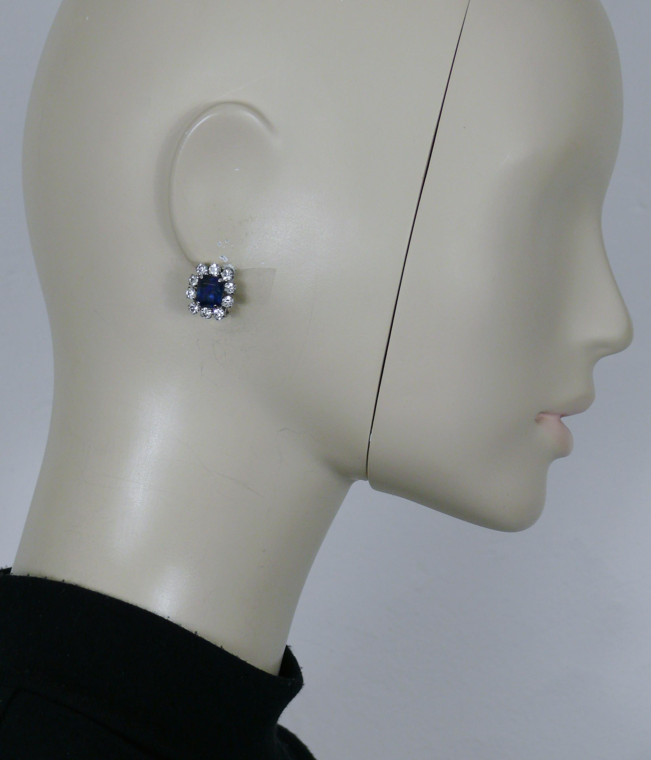 CHRISTIAN DIOR vintage silver tone clip-on earrings featuring a rectangular sapphire colour glass cabochon adorned with clear crystals.

Embossed 1970 CHR. DIOR Germany.

Indicative measurements : height approx. 1.4 cm (0.55 inch) / max width