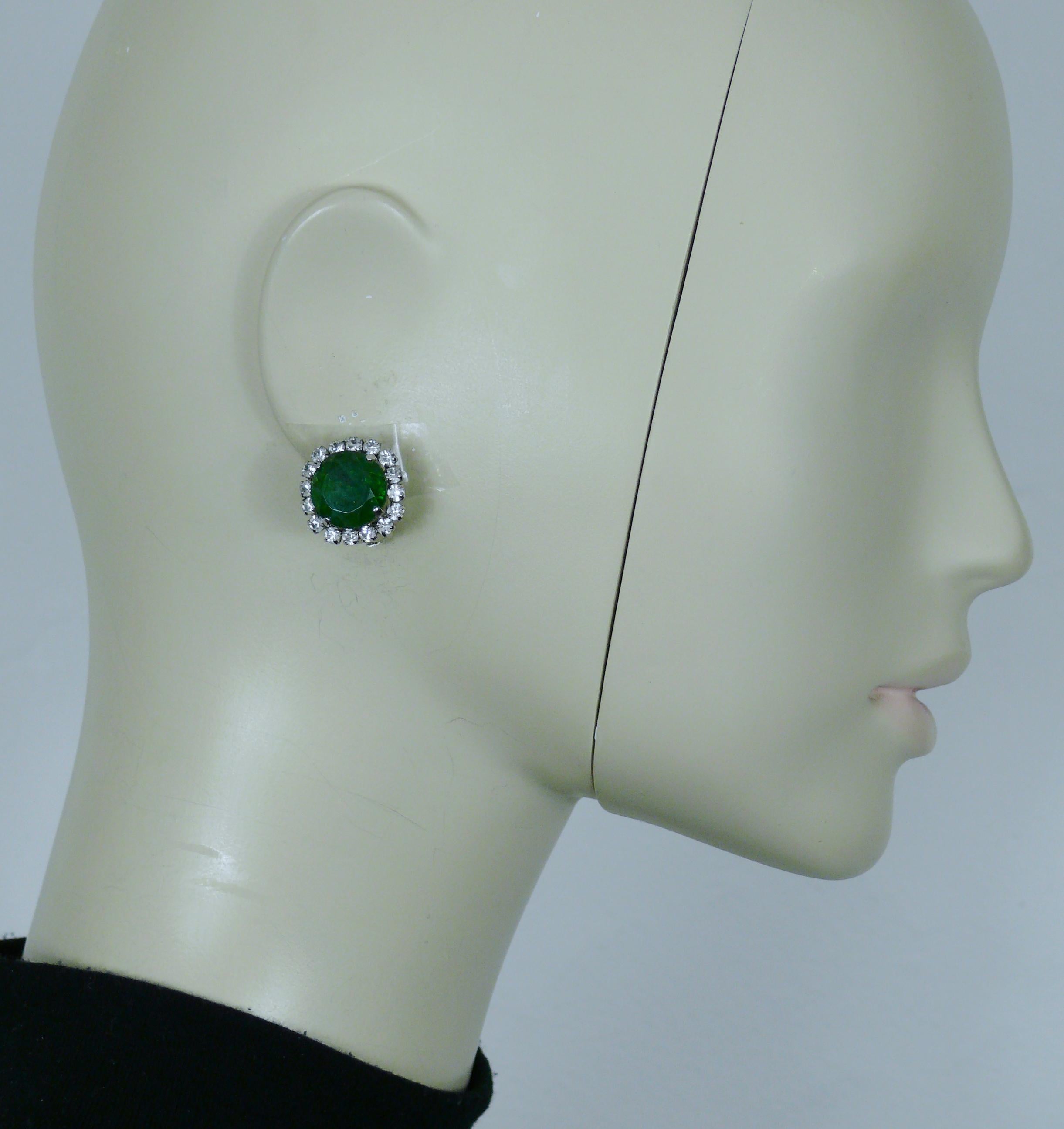 CHRISTIAN DIOR vintage silver tone clip-on earrings featuring a round emerald colour glass cabochon adorned with clear crystals.

Embossed 1970 CHR. DIOR Germany.

Indicative measurements : height approx. 2 cm (0.79 inch) / max width approx. 2 cm