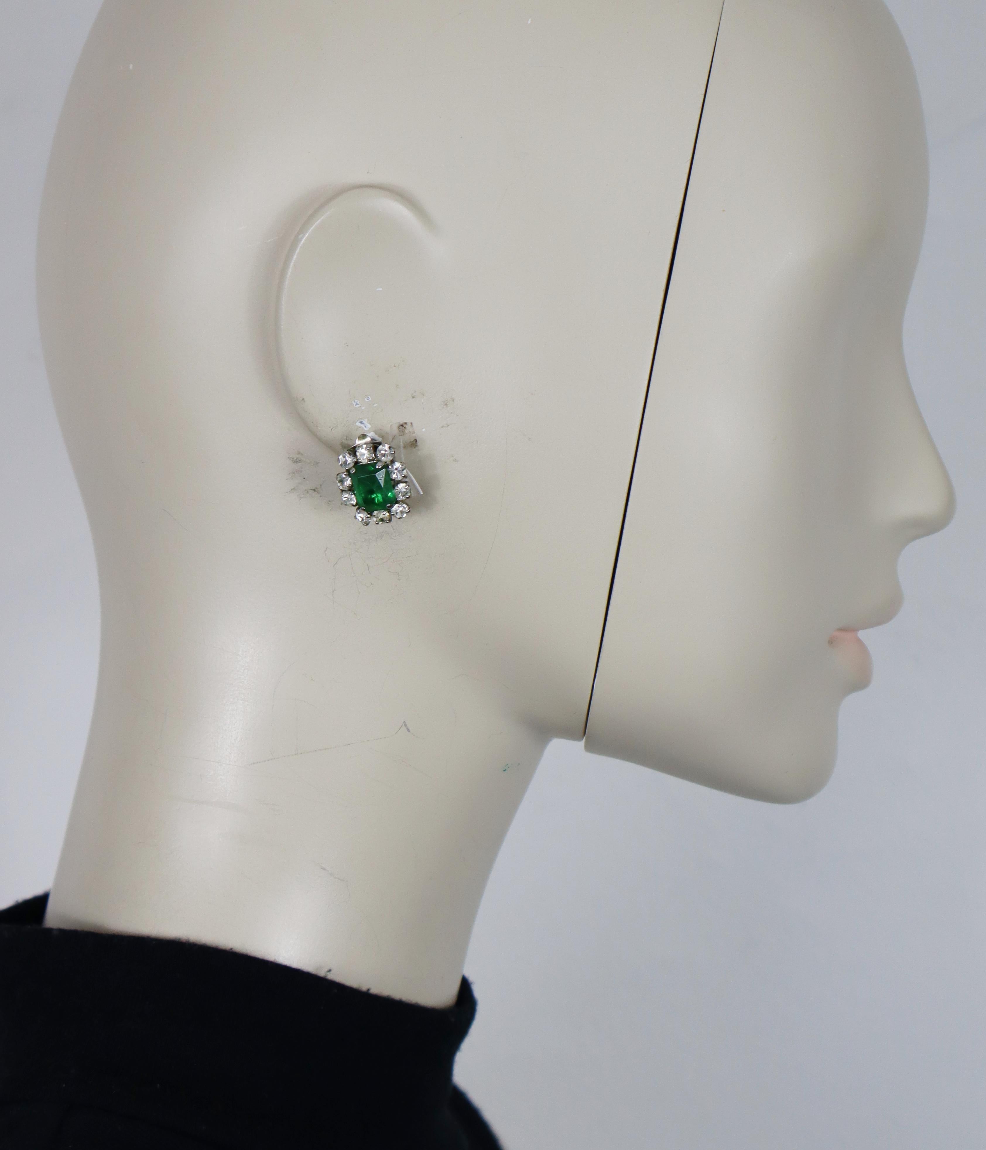 CHRISTIAN DIOR vintage silver tone clip-on earrings featuring a rectangular emerald colour glass cabochon adorned with clear crystals.

Embossed 1970 CHR. DIOR Germany.

Indicative measurements : height approx. 1.4 cm (0.55 inch) / max width approx.