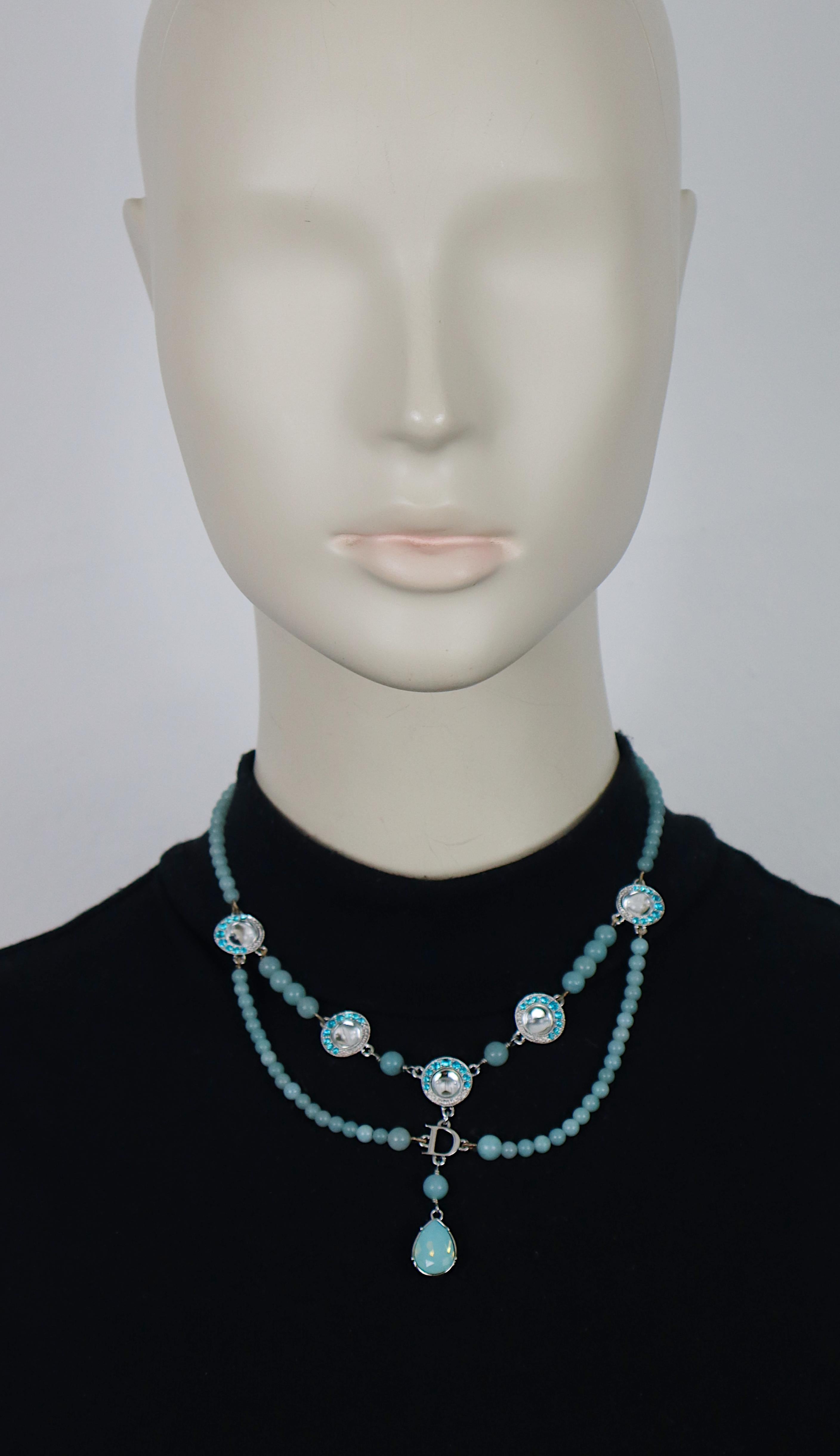 Collana vintage CHRISTIAN DIOR in perline opalescenti blu, impreziosita da cristalli blu e cabochon in vetro trasparente. Accessori in metallo color argento.

Collezione Cruise 2008.

DIOR in rilievo.

Chiusura a moschettone regolabile.

Misure