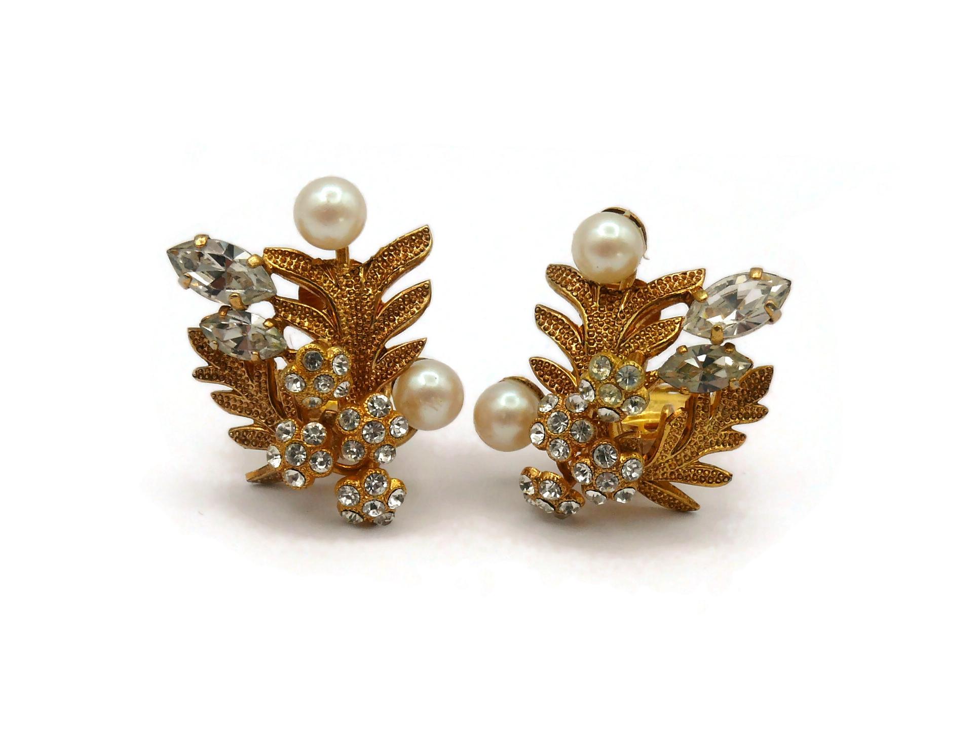 CHRISTIAN DIOR vintage gold tone floral clip-on earrings embellished with faux pearls and clear crystals.

Embossed  CHR. DIOR 1968 Germany.

Indicative measurements : max. height approx 2.5 cm (0.98 inch) / max. width approx. 2.4 cm (0.94