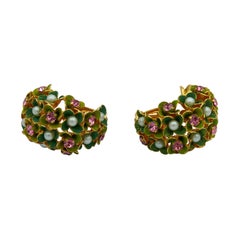 CHRISTIAN DIOR, boucles d'oreilles demi-créoles vintage à fleurs ornées de bijoux, 1967