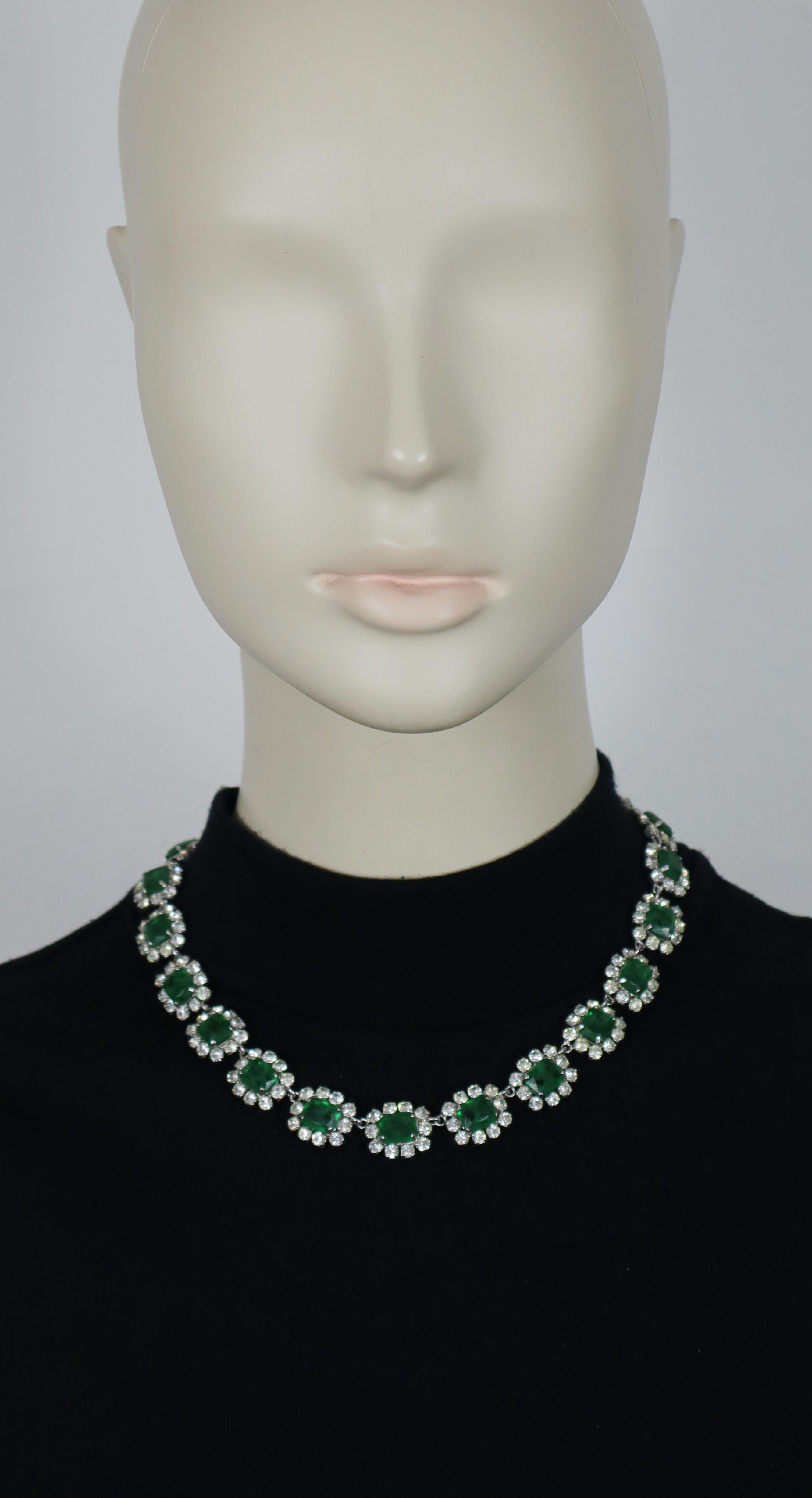 Collana vintage CHRISTIAN DIOR in tonalità argento impreziosita da cristalli rettangolari color smeraldo ornati da cristalli trasparenti.

In rilievo 1970 CHR. DIOR Germania.

Misure indicative: lunghezza circa 43,5 cm (17,13 pollici) / larghezza