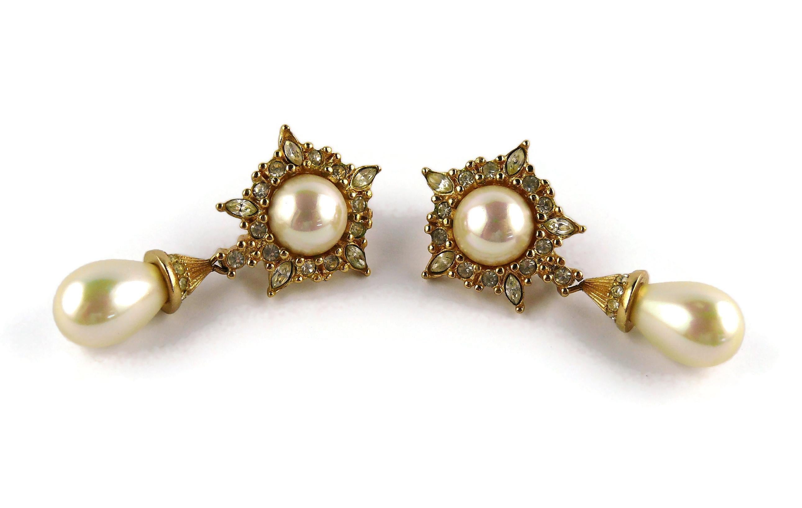 CHRISTIAN DIOR vintage dangling earrings (clip-on) featuring a pearl drop topped by a gold toned star embellished with clear crystals.

Embossed CHR. DIOR © Germany.

Indicative measurements : max. height approx. 4.2 cm (1.65 inches) / max. width