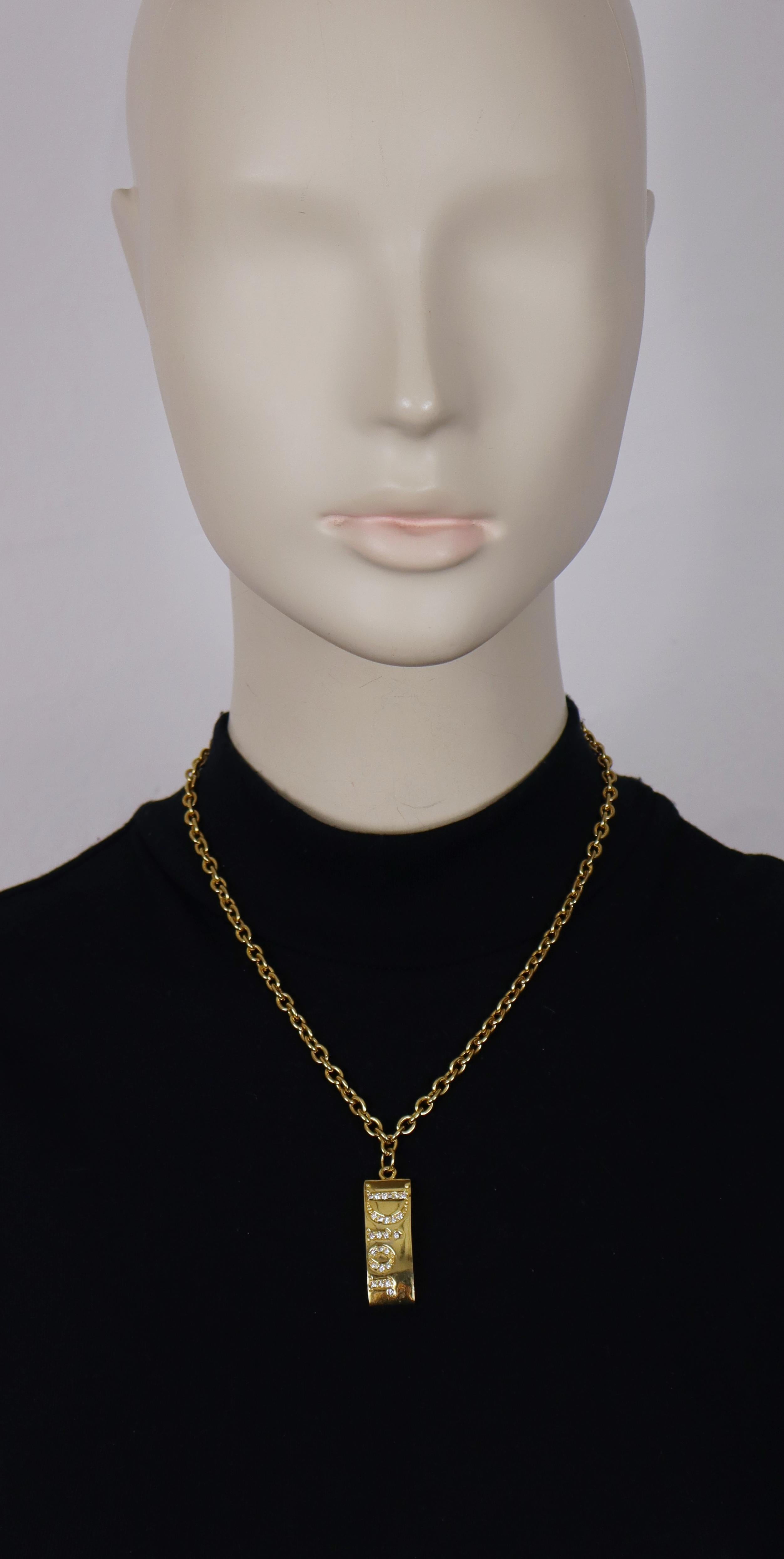 Collana a catena CHRISTIAN DIOR in tonalità oro con ciondolo con logo impreziosito da cristalli trasparenti.

Chiusura ad aragosta.
Lunghezza regolabile.

DIOR in rilievo.

Misure indicative: lunghezza regolabile da circa 39,5 cm (15,55 pollici) a