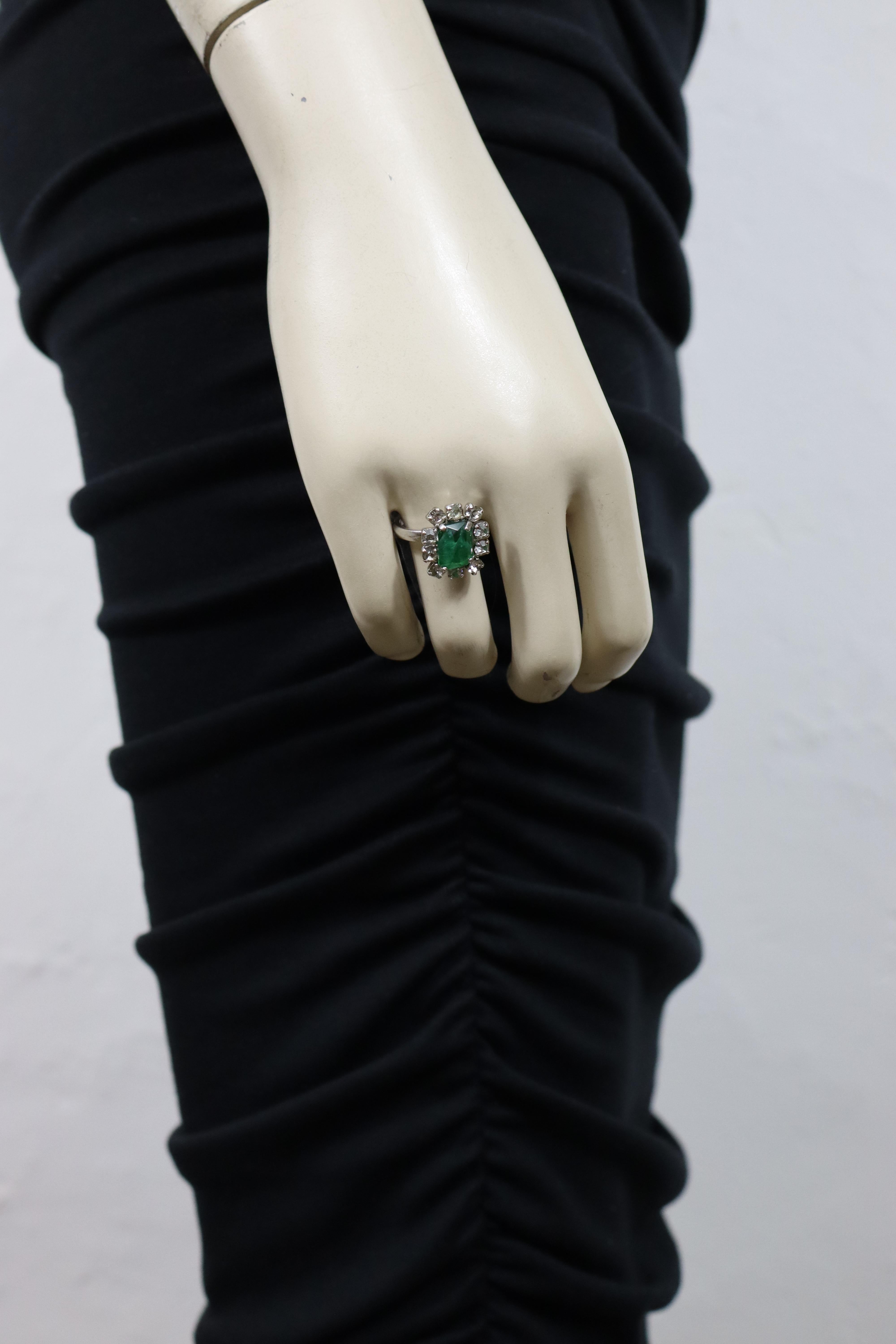 CHRISTIAN DIOR vintage silver tone ring embellished with a marbled emerald green cushion crystal adorned with clear crystals.

Embossed CHR. DIOR 1971 Germany.

Indicative measurements : inner circumference approx. 5.65 cm (2.22 inches) / top