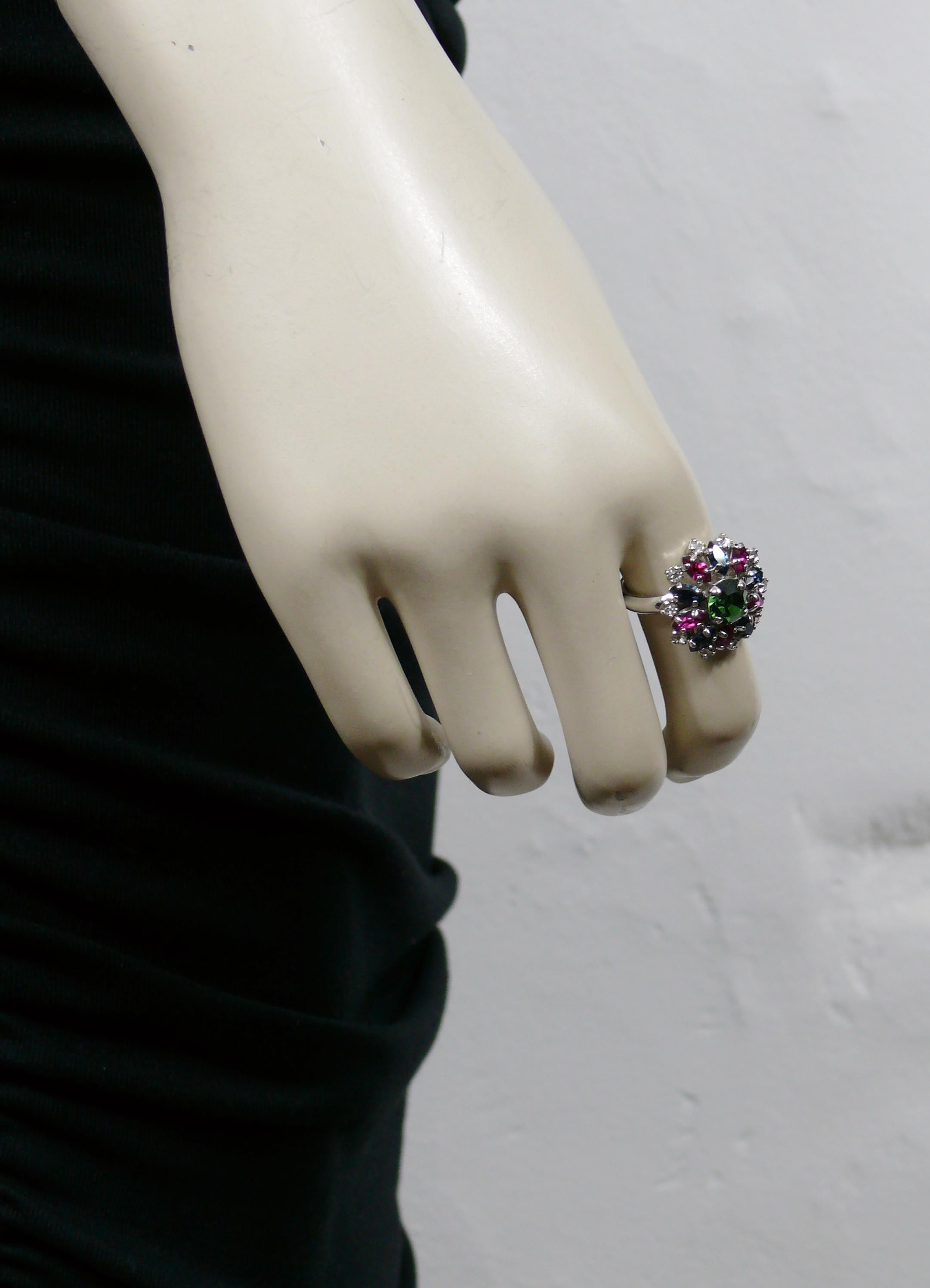 Bague vintage CHRISTIAN DIOR en ton argenté, ornée de cristaux verts, bleus, roses et transparents.

Gaufré CHR. DIOR Allemagne.

Mesures indicatives : circonférence intérieure environ 5,34 cm (2,10 pouces) / mesures du haut environ 1,8 cm x 1,8 cm