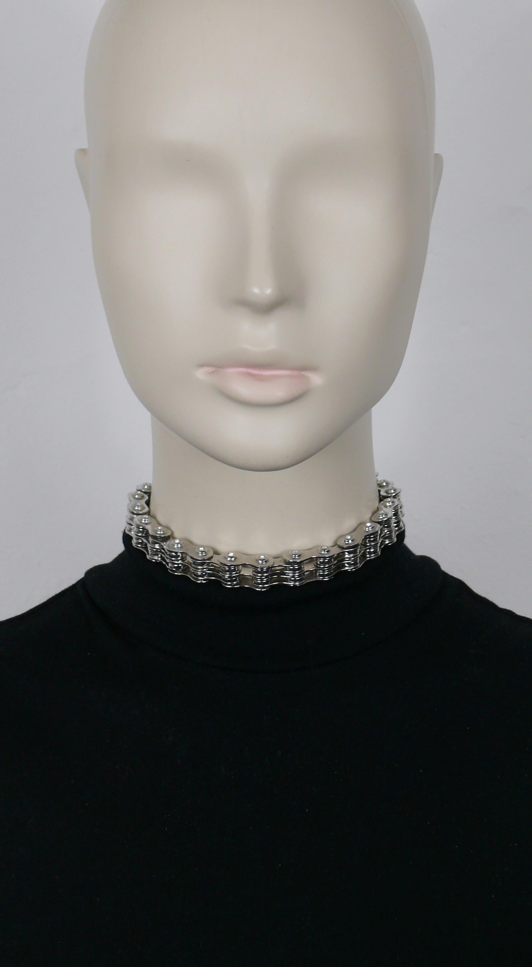CHRISTIAN DIOR silberfarbenes Collier mit Fahrradkette, verziert mit klaren Kristallen.

Doppelter Hakenverschluss.

Gekennzeichnet mit DIOR ®.

Ungefähre Maße: Länge ca. 33 cm (12,99 Zoll) / Breite ca. 1,4 cm (0,55 Zoll).

MATERIAL : Silberfarbene