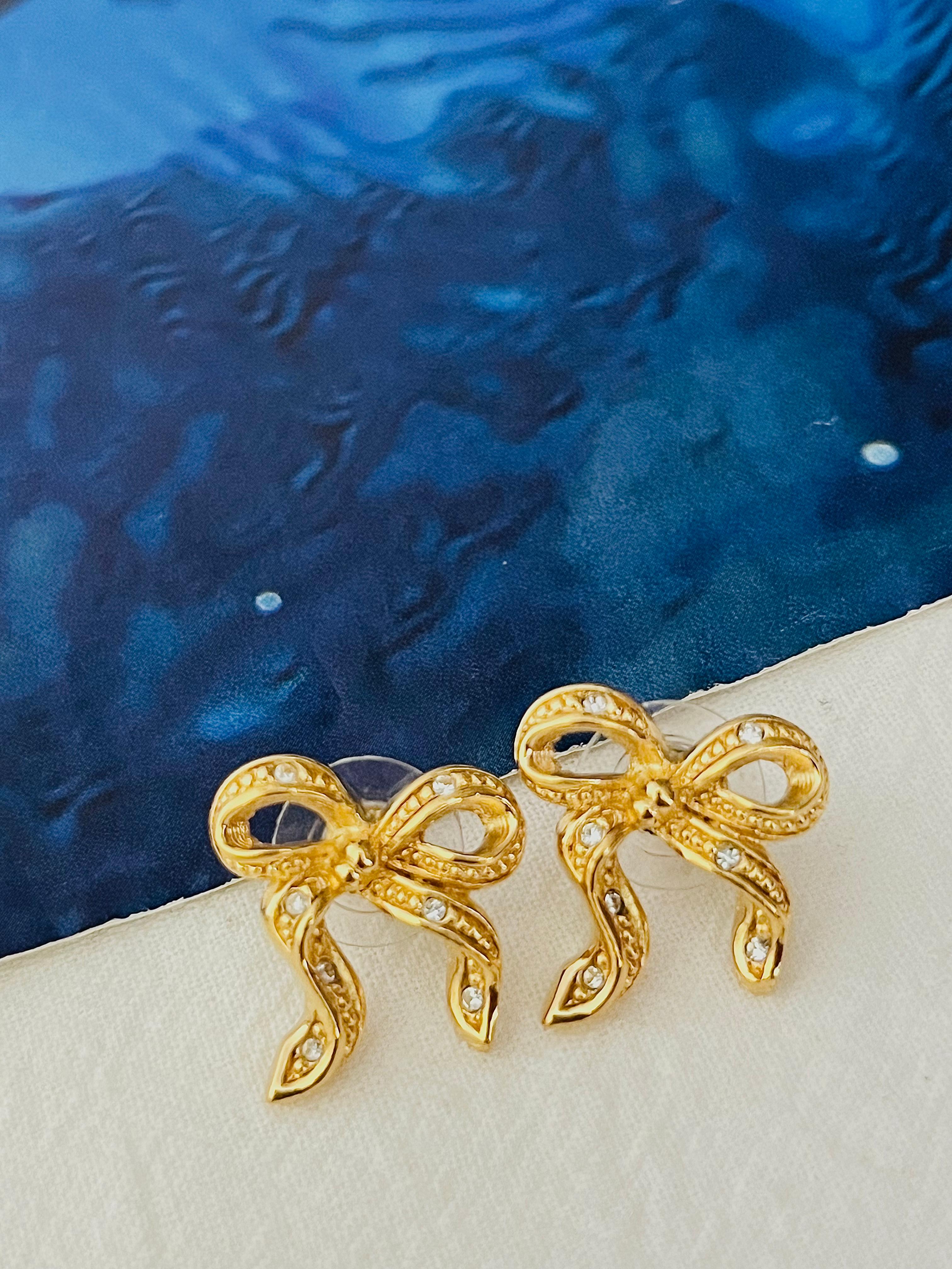 Christian Dior Vintage Ohrringe mit Knotenschleife und Schmetterlingsband und Kristallen in Gold, durchbohrt (Art déco) im Angebot