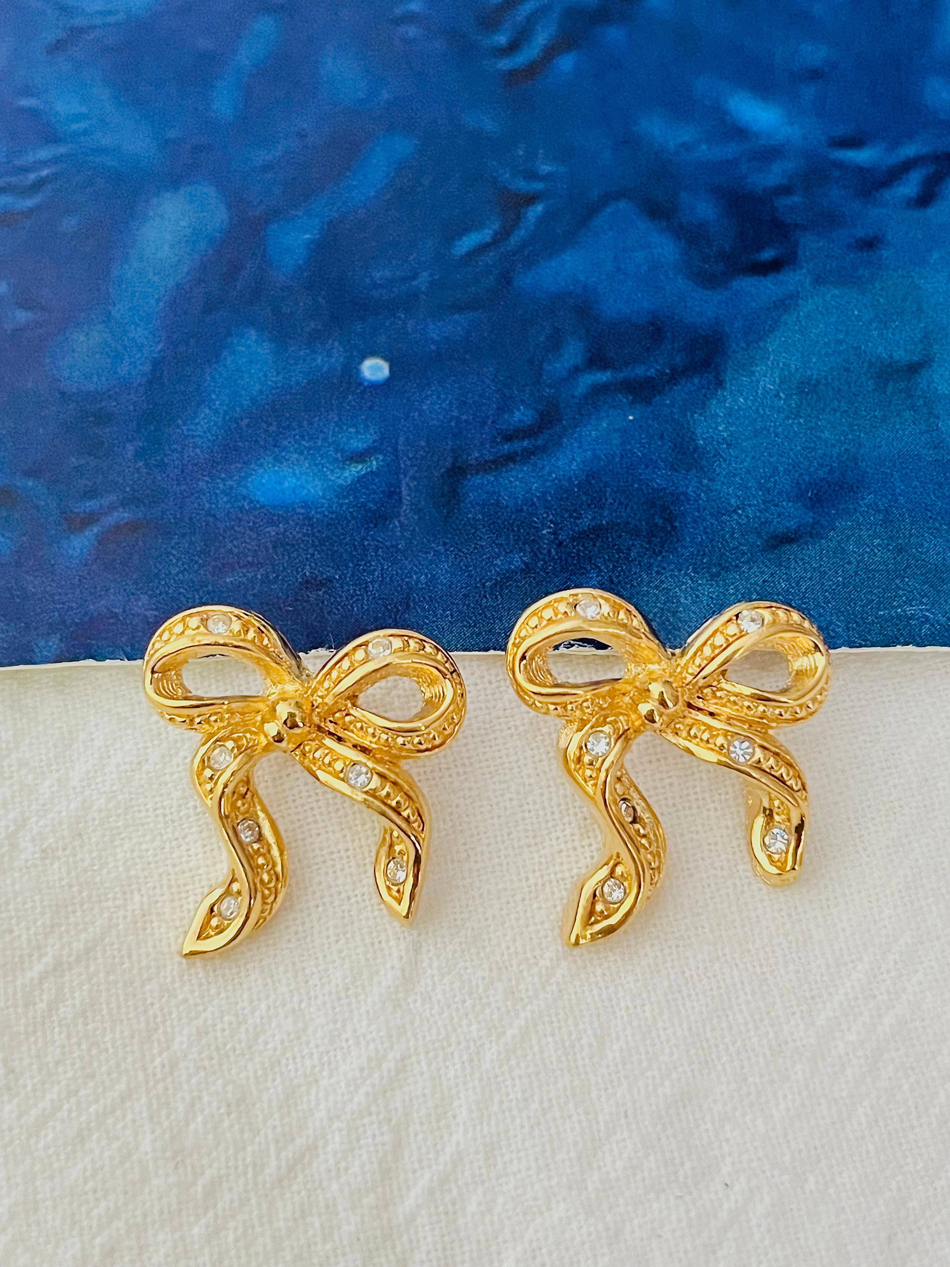 Christian Dior Vintage Ohrringe mit Knotenschleife und Schmetterlingsband und Kristallen in Gold, durchbohrt im Zustand „Hervorragend“ im Angebot in Wokingham, England