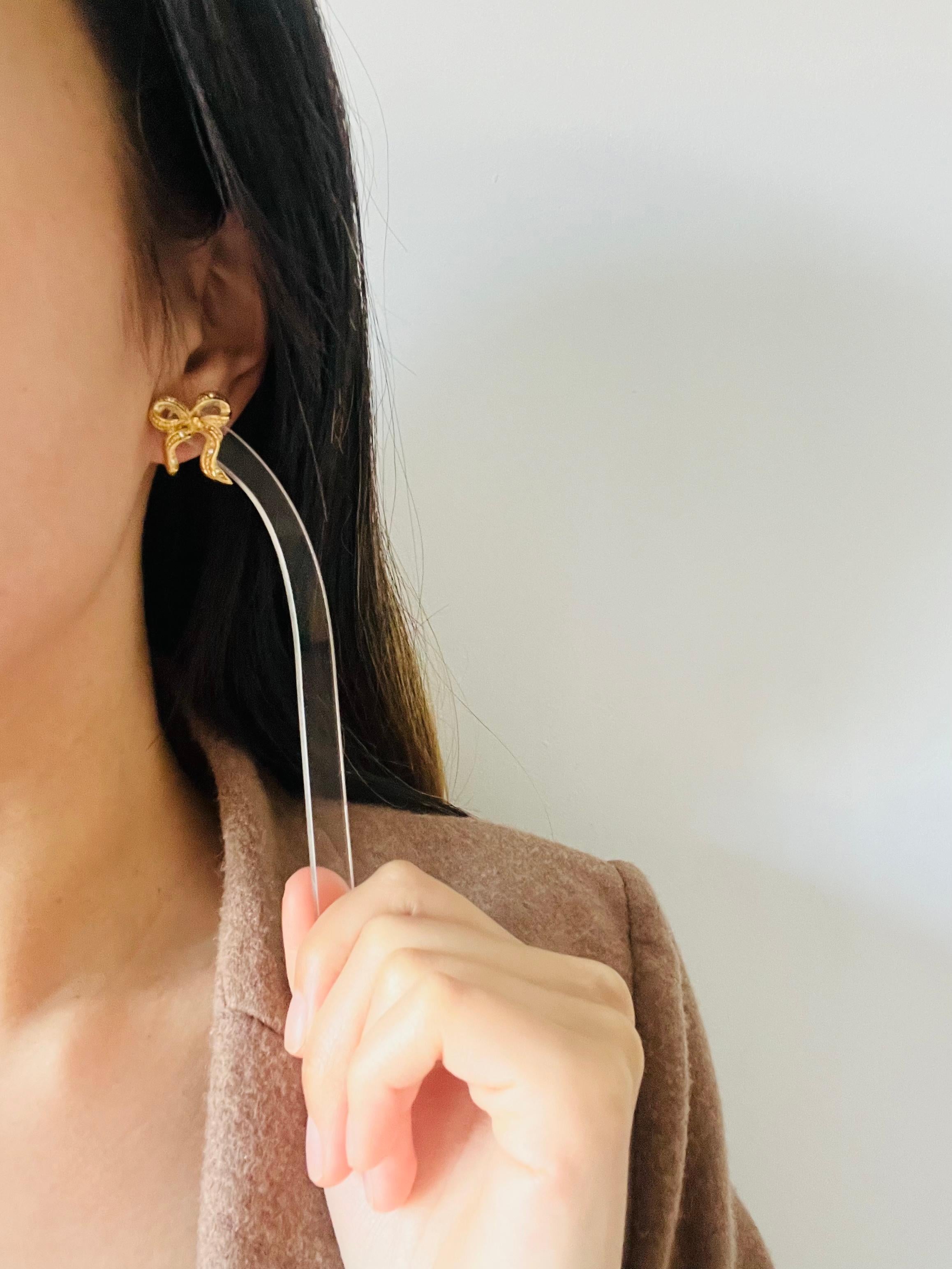 Christian Dior Vintage Ohrringe mit Knotenschleife und Schmetterlingsband und Kristallen in Gold, durchbohrt im Angebot 1