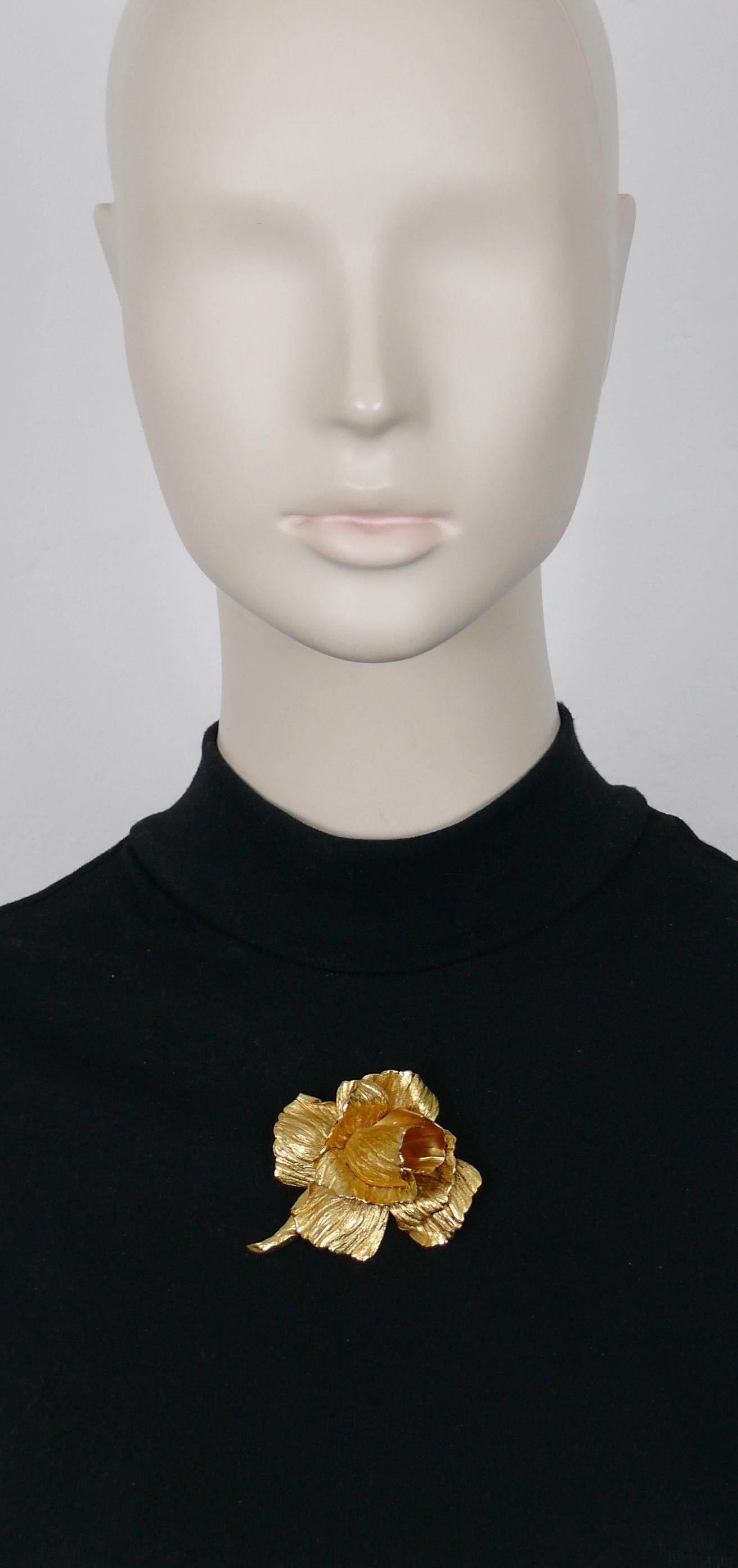 CHRISTIAN DIOR broche LA ROSE DE DIOR vintage texturée en 3 dimensions.

Gaufré CHR. DIOR Allemagne.

Mesures indicatives : hauteur max. env. 6,4 cm (2.52 inches) / largeur max. env. 5,7 cm (2.24 inches).

MATERIAL : Matériel métallique de couleur