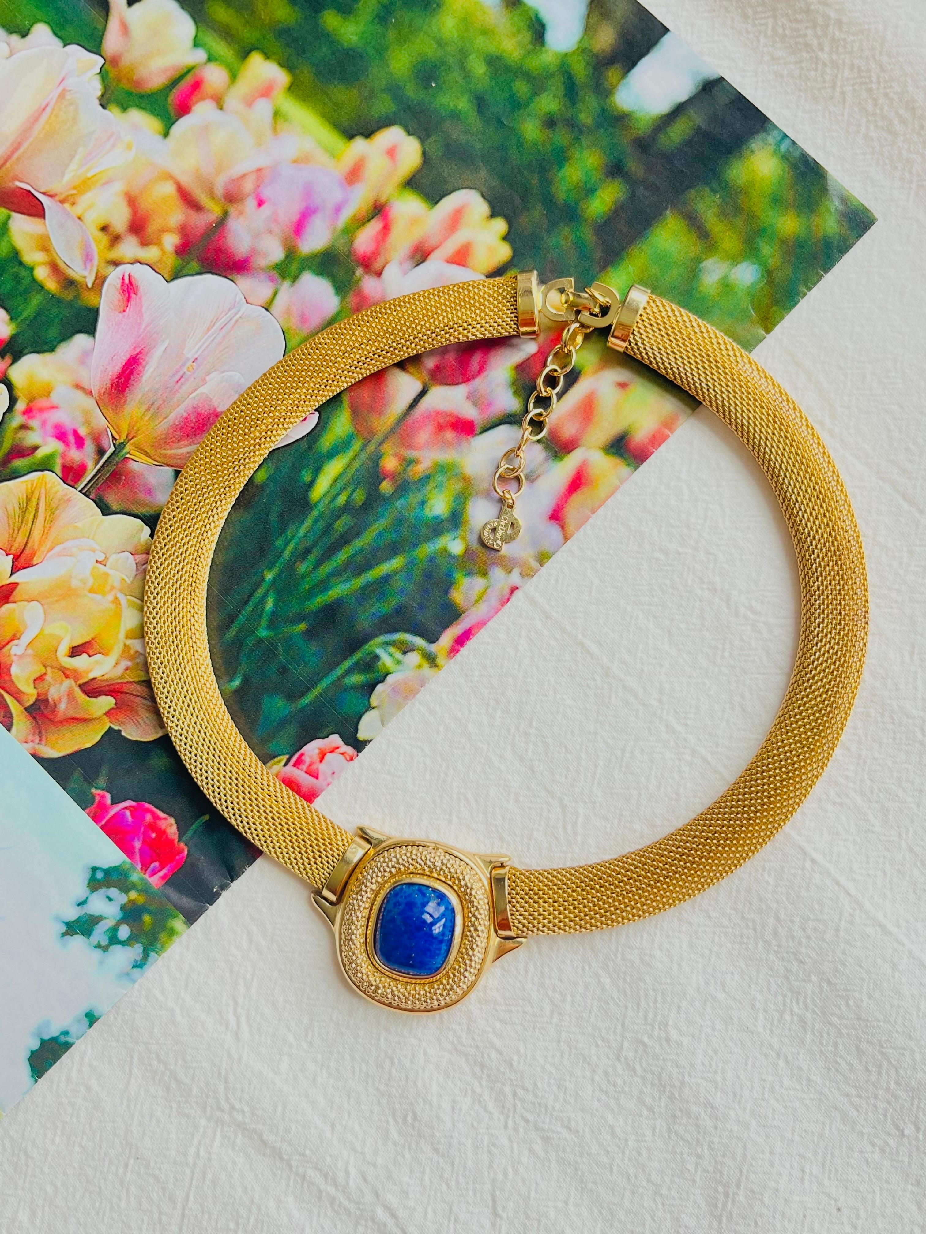 Christian Dior Collana vintage con ciondolo a cabochon in Lapis Navy e tessuto a maglia grossa In condizioni ottime in vendita a Wokingham, England