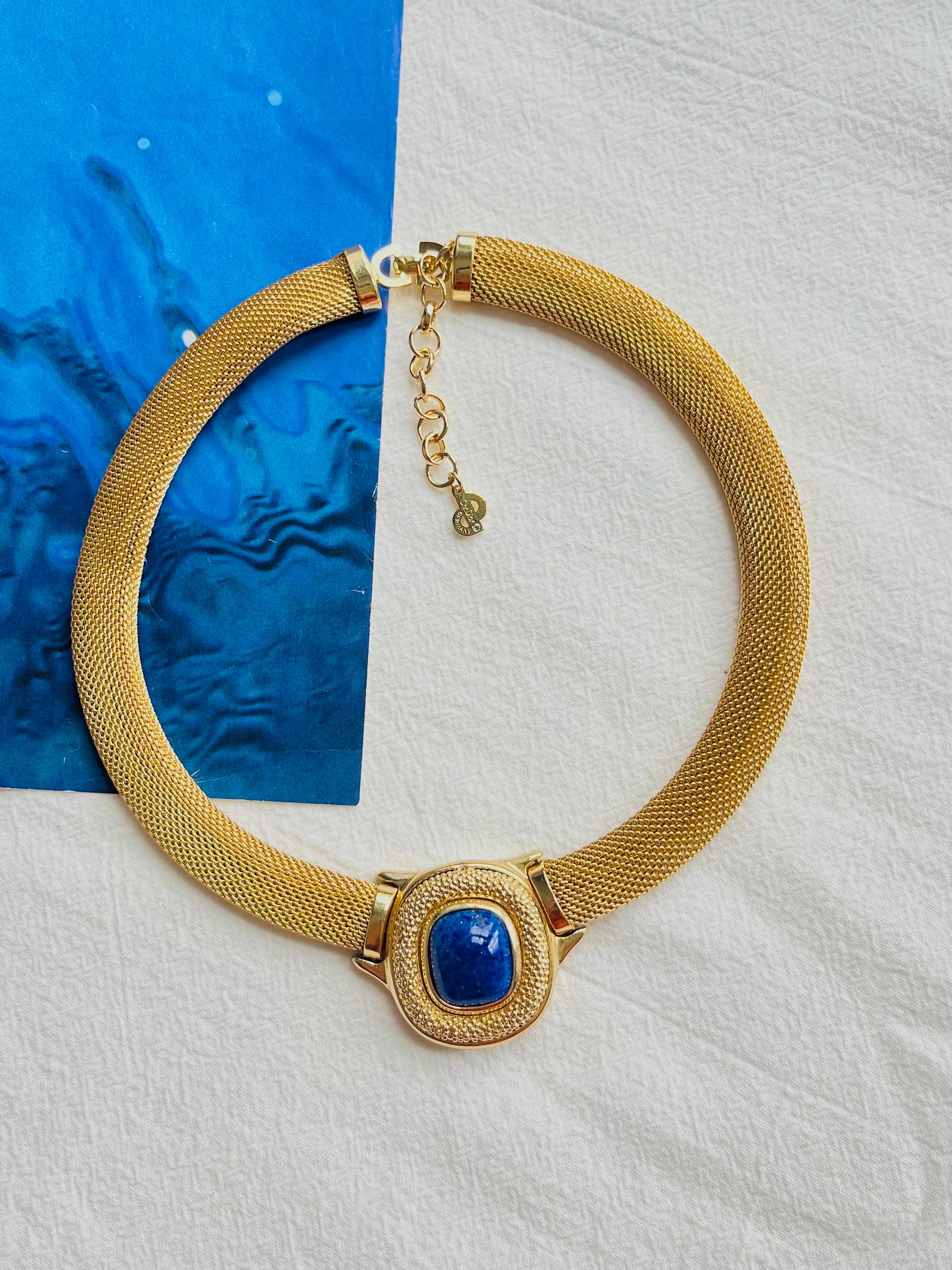 Donna Christian Dior Collana vintage con ciondolo a cabochon in Lapis Navy e tessuto a maglia grossa in vendita