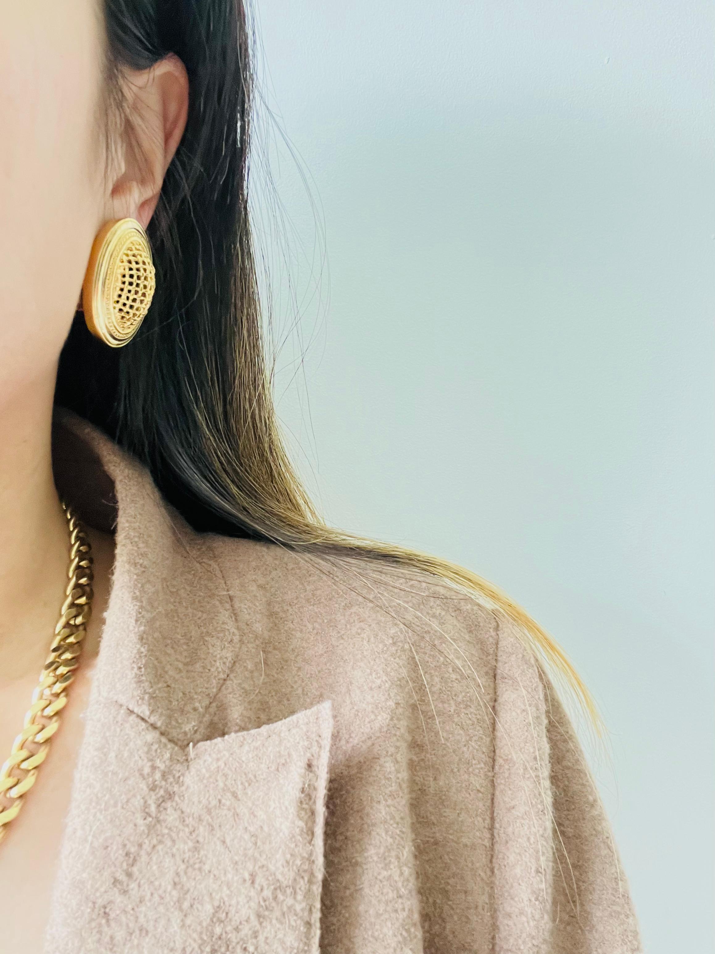 Christian Dior - Boucles d'oreilles en or avec arc 3D ovale et maille ajourée en vente 1