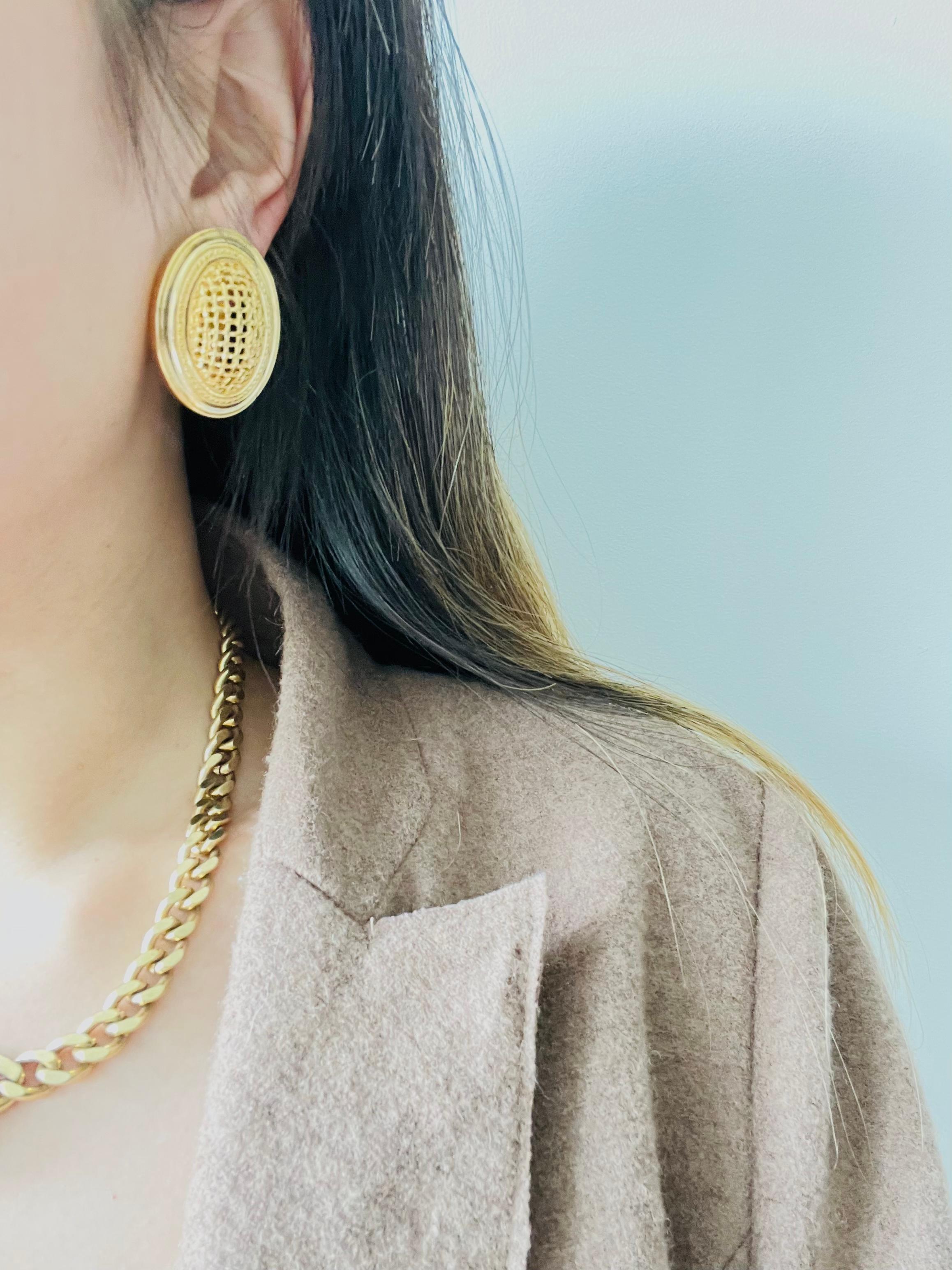 Christian Dior - Boucles d'oreilles en or avec arc 3D ovale et maille ajourée en vente 2