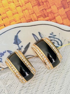 Christian Dior Vintage – Große, gewölbte Creolen mit schwarzen Emaille-Kristallen