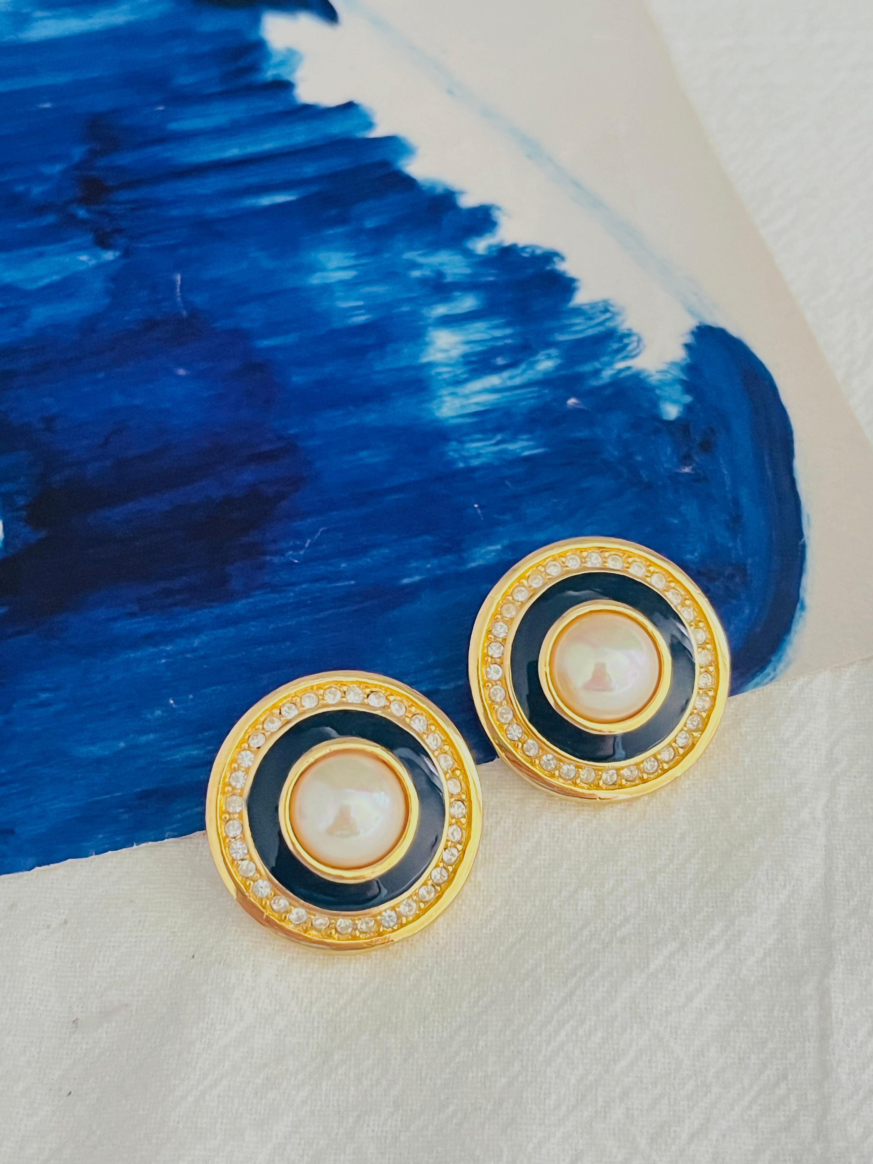 Christian Dior Vintage Large Circle Crystal Navy Blue Enamel White Pearl Modernist Elegant Clip Earrings, Gold Tone

Très bon état. 100% authentique. Vintage et rare à trouver.

La teinte réelle est bleu foncé ou marine, très proche du noir.

Une
