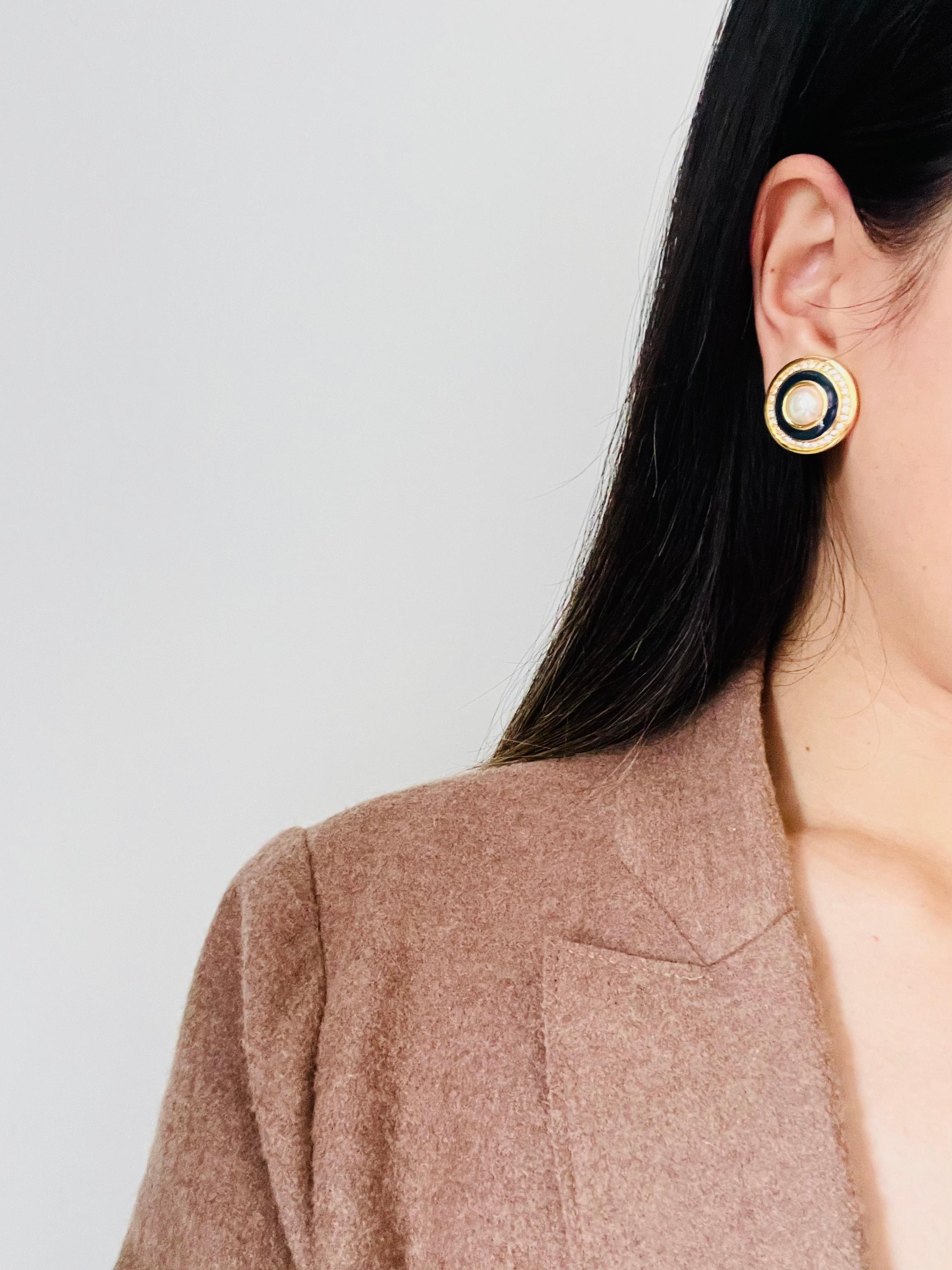 Christian Dior Orecchini a clip a cerchio grande con cristalli blu navy e perla bianca in vendita 1
