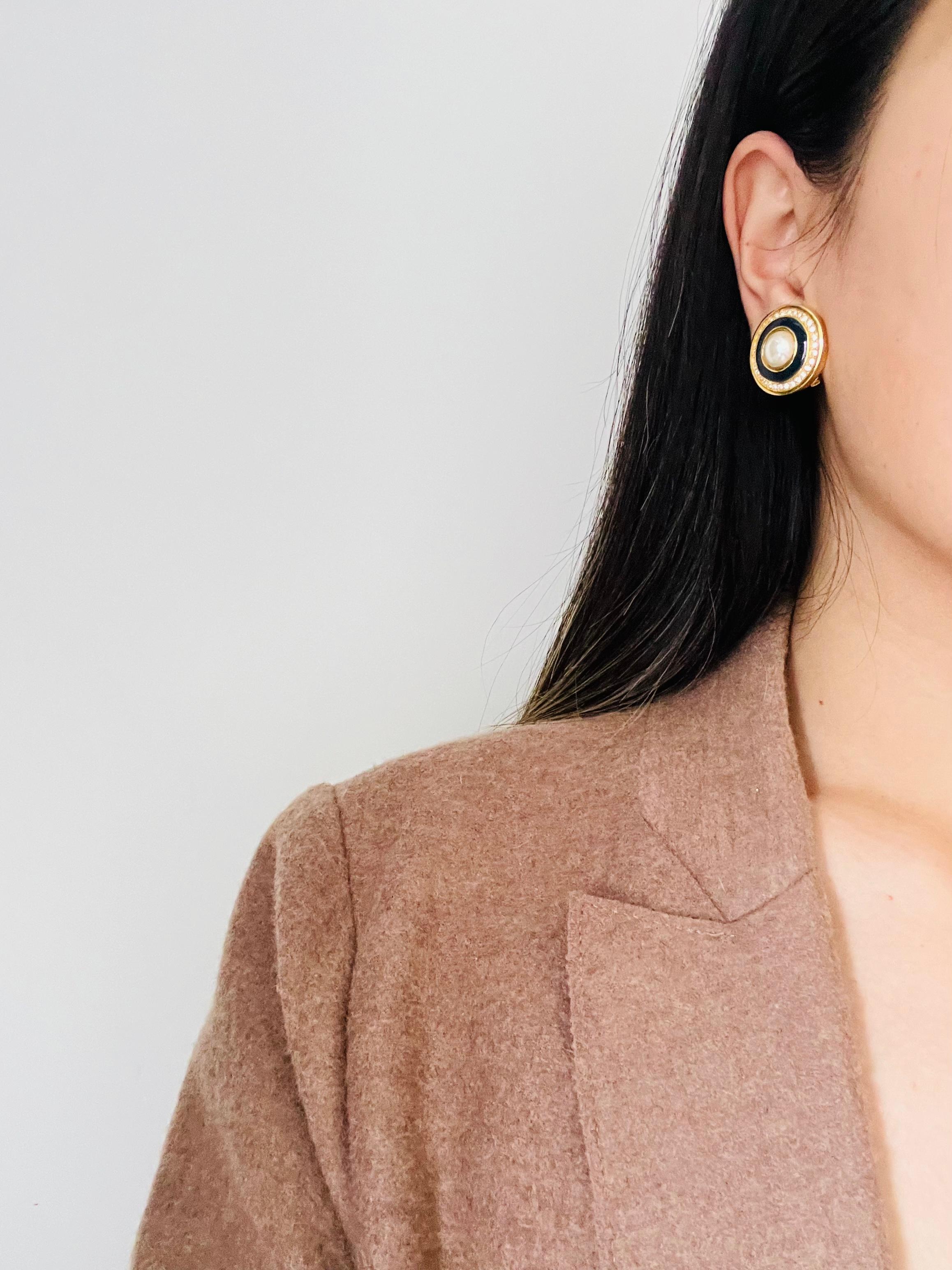 Christian Dior Orecchini a clip a cerchio grande con cristalli blu navy e perla bianca in vendita 2