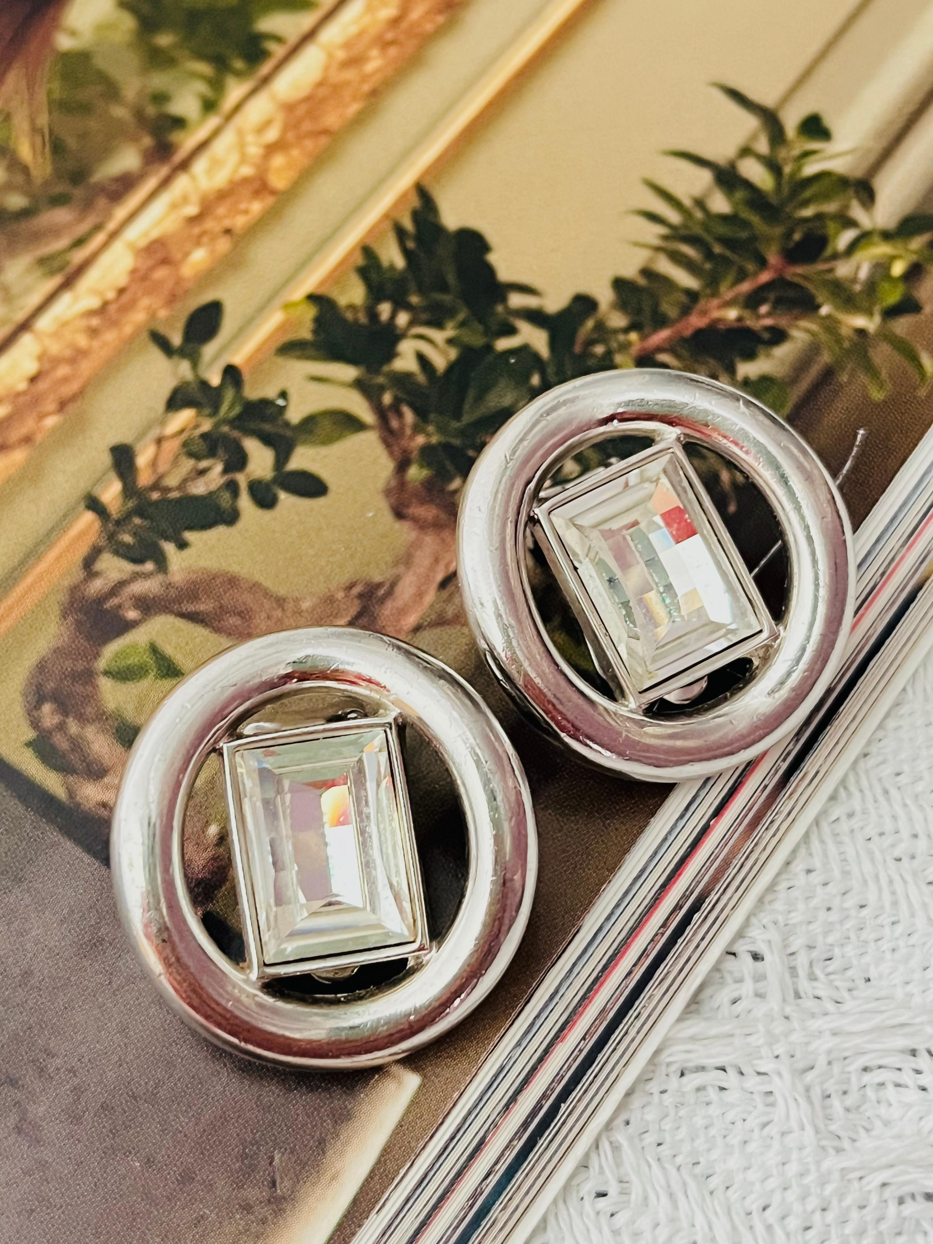 Christian Dior Vintage Década de 1980 Gran círculo rizado Rectángulo redondo Cristal centelleante Calado geométrico Declaración elegante modernista Pendientes de clip, tono plateado

Muy buen estado. Las piedras brillan. Ligeros arañazos o pérdida